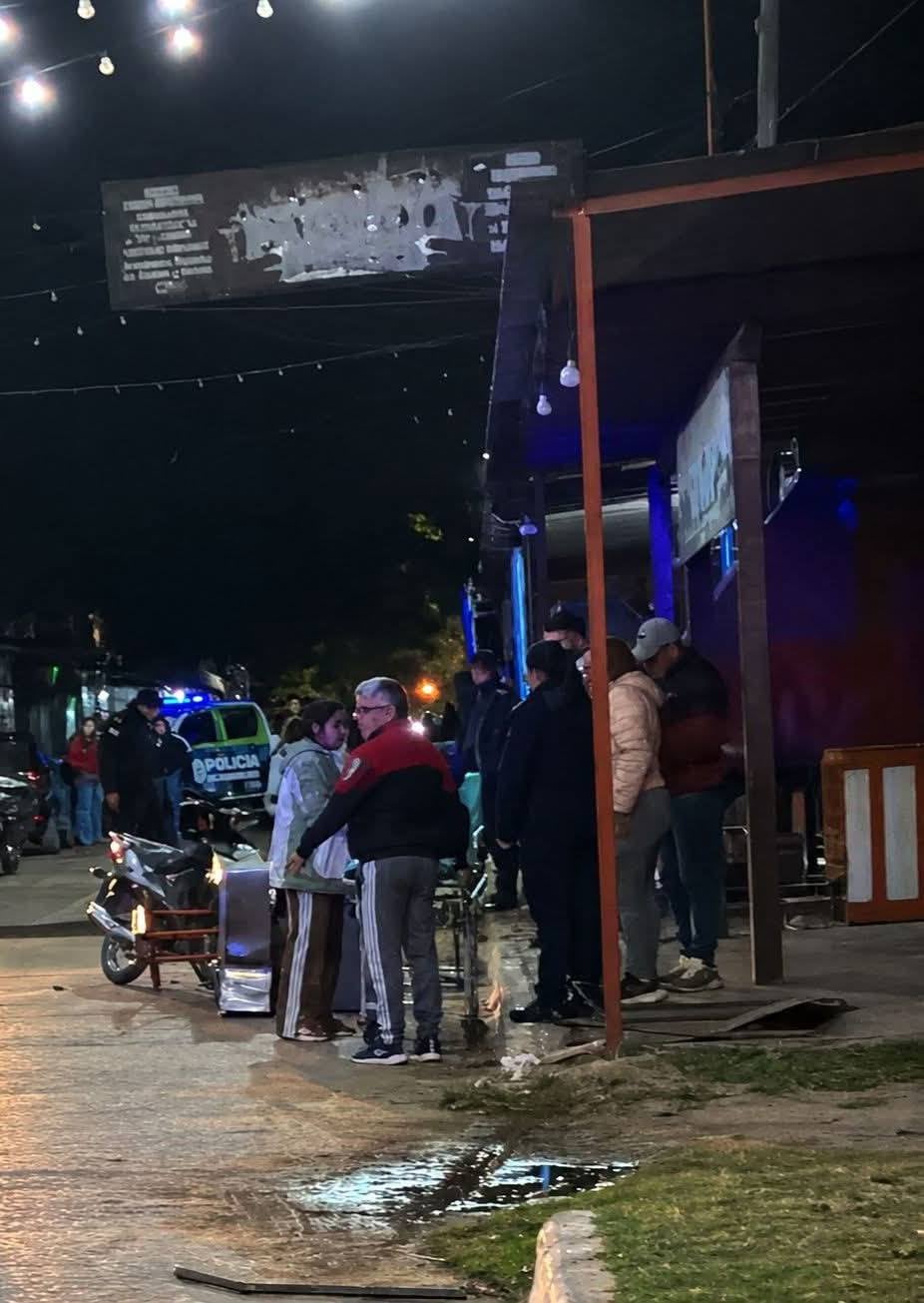 Viajaba en una moto como acompañante y murió cuando la conductora se distrajo con el celular y chocó.