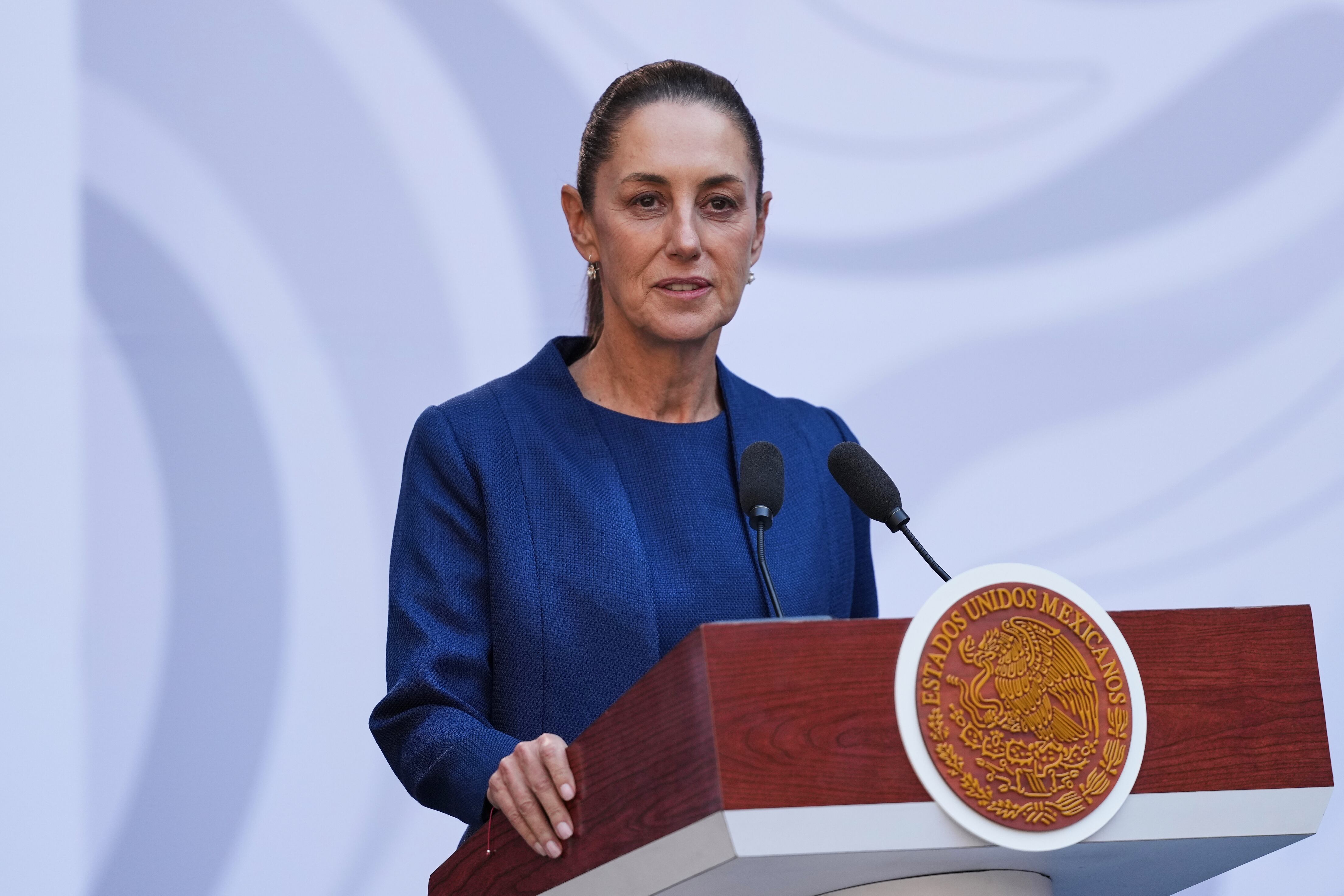 La presidenta mexicana Claudia Sheinbaum presenta una nueva estrategia de seguridad contra la violencia en el estado de Michoacán, en el Palacio Nacional