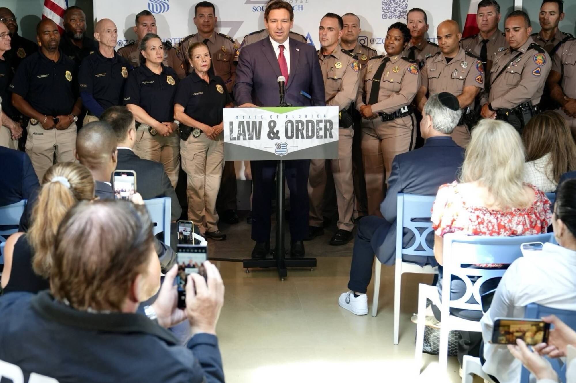 Ron DeSantis promulgó un paquete de leyes migratorias que buscan facilitar la deportación de extranjeros indocumentados en Florida