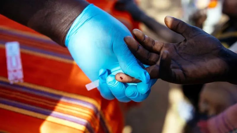 Ochieng utiliza una prueba rápida de antígenos para ayudarle a diagnosticar a personas con leishmaniasis visceral