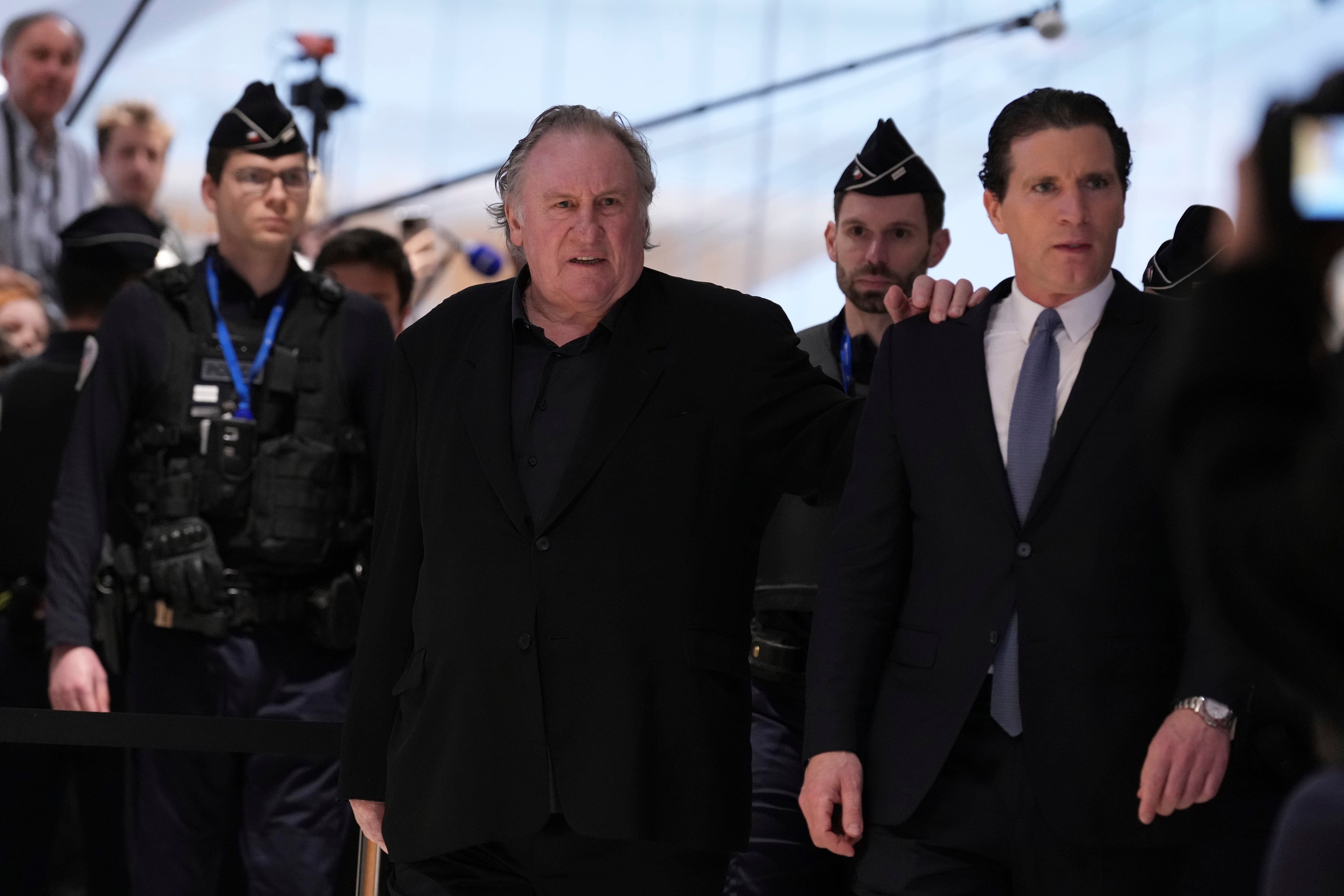 Gérard Depardieu fue expulsado de un vuelo luego de orinar en el pasillo del avión. En mayo del año pasado, el actor francés fue condenado a 18 meses de prisión suspendida por agresión sexual