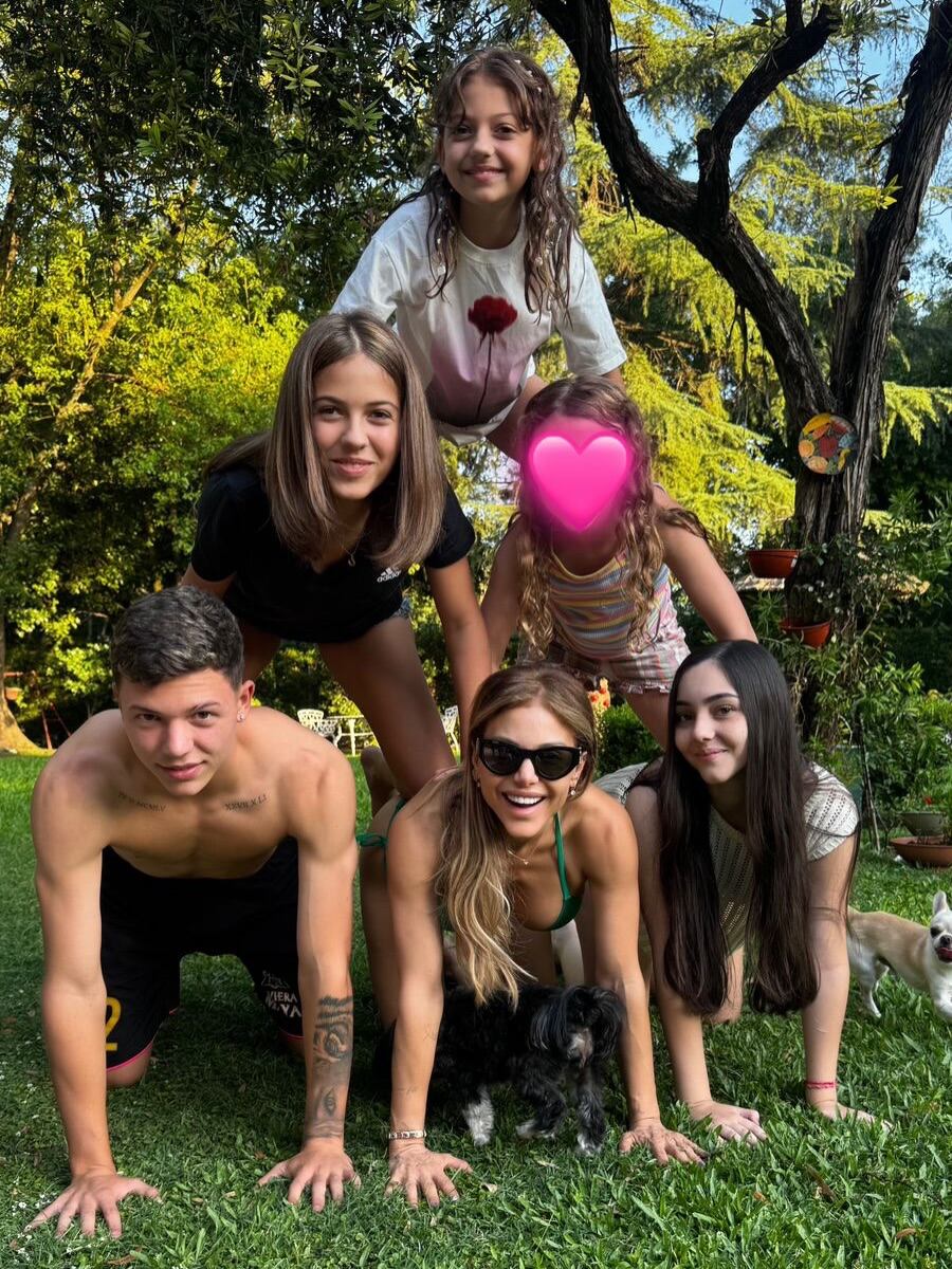 La familia hizo una divertida pirámide humana (Foto: Instagram @evangelinaanderson)