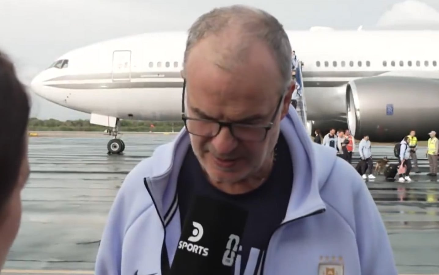 Marcelo Bielsa, al pie del avión tras llegar a los Estados Unidos, y una entrevista que despertó más incomodidad que palabras