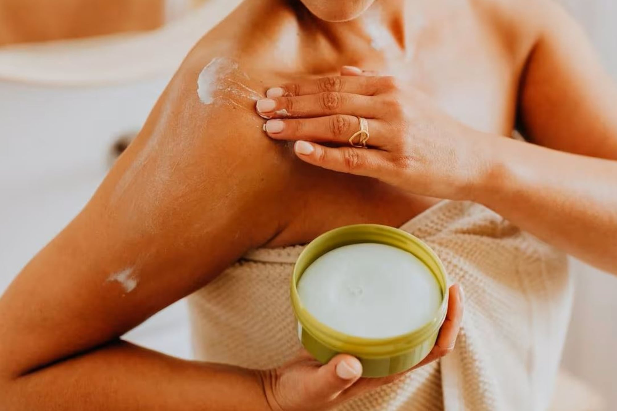 Dermatólogos recomiendan aplicar productos de humectación profunda en las zonas rojas