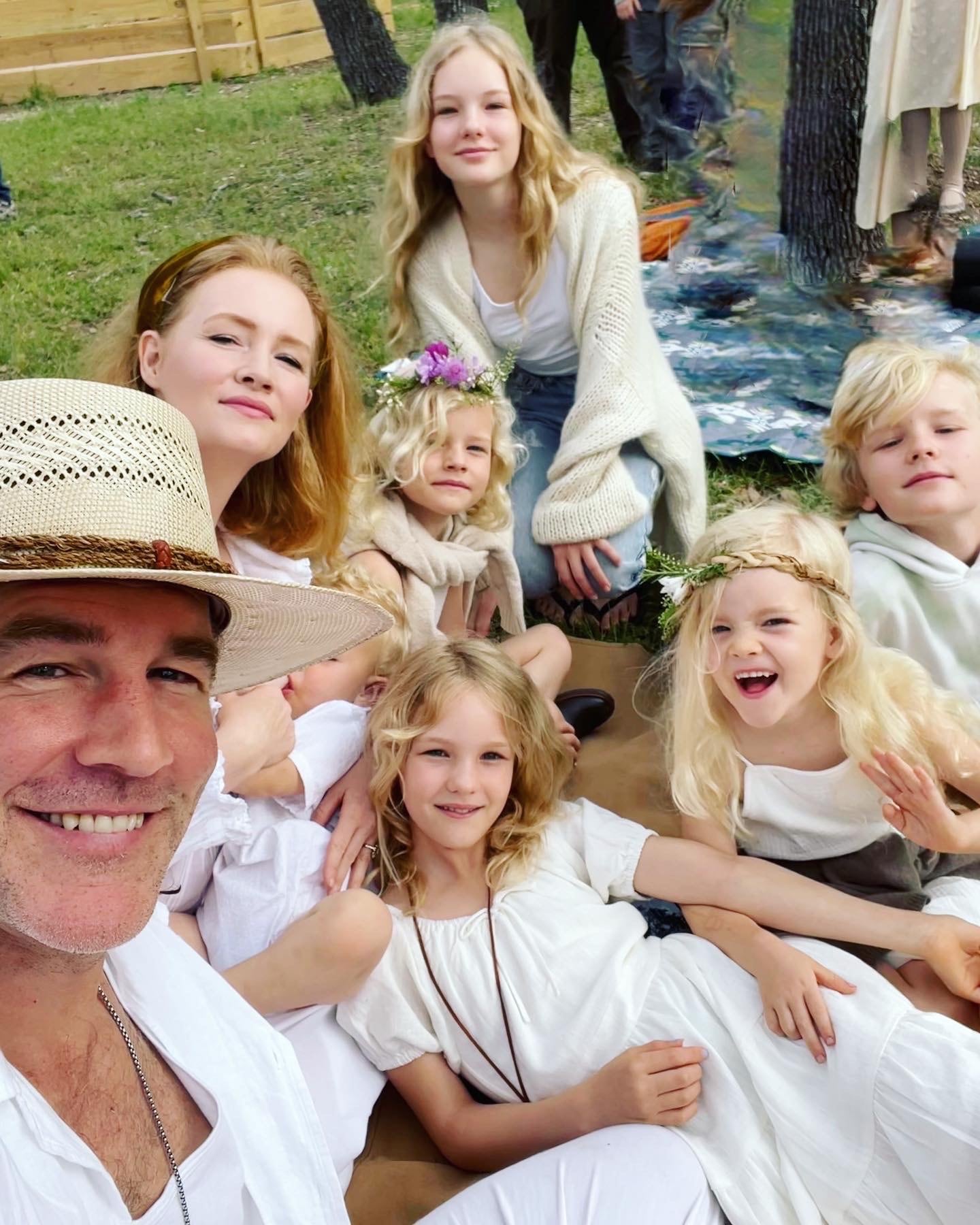 James Van Der Beek junto a su esposa y sus seis hijos