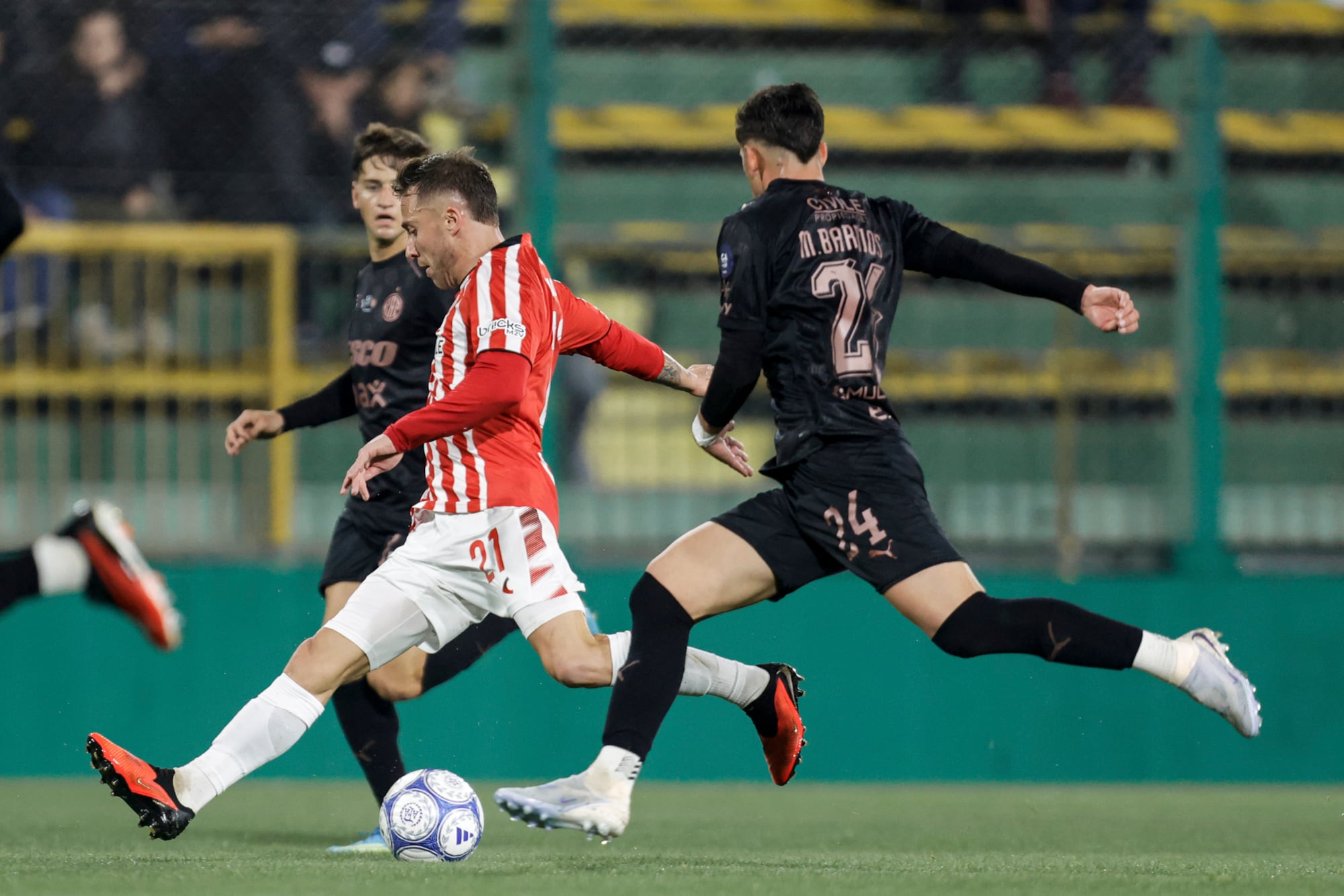 Piovi intenta avanzar y Barrios acude en su marca