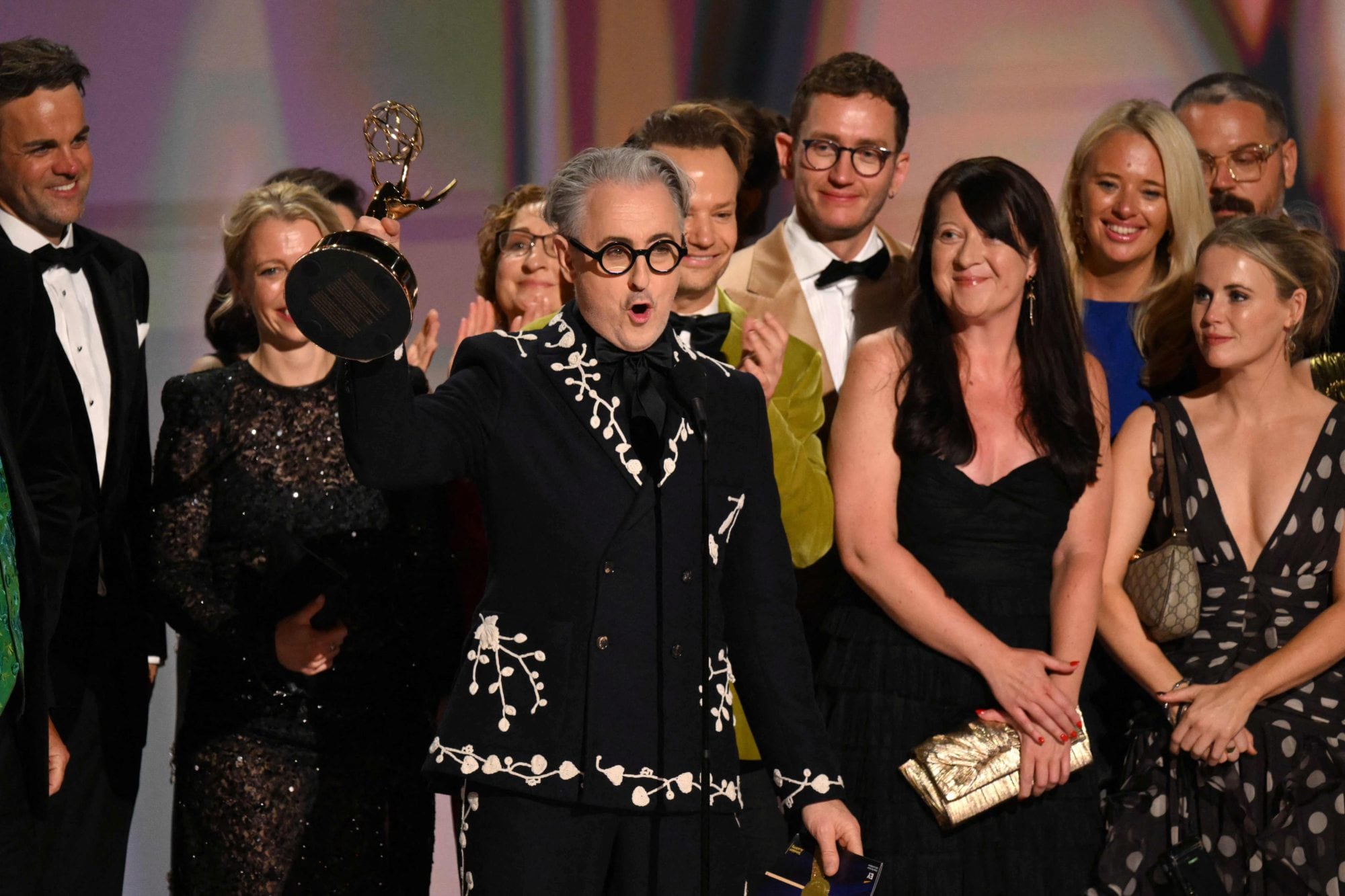 El actor Alan Cumming durante su discurso de agradecimiento al recibir el premio al Mejor reality de competencia por The Traitors