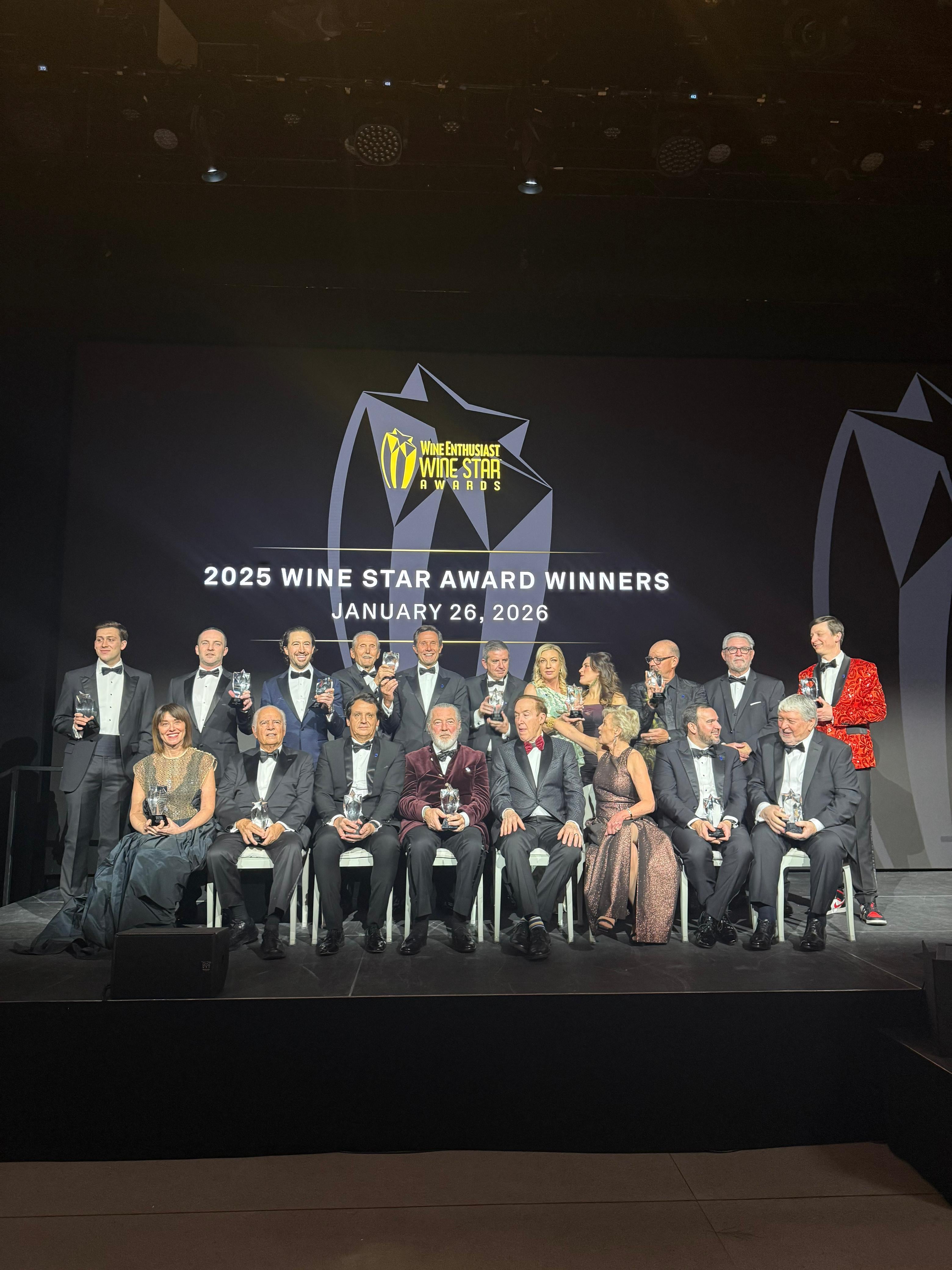 Todos los ganadores en el escenario de los premios