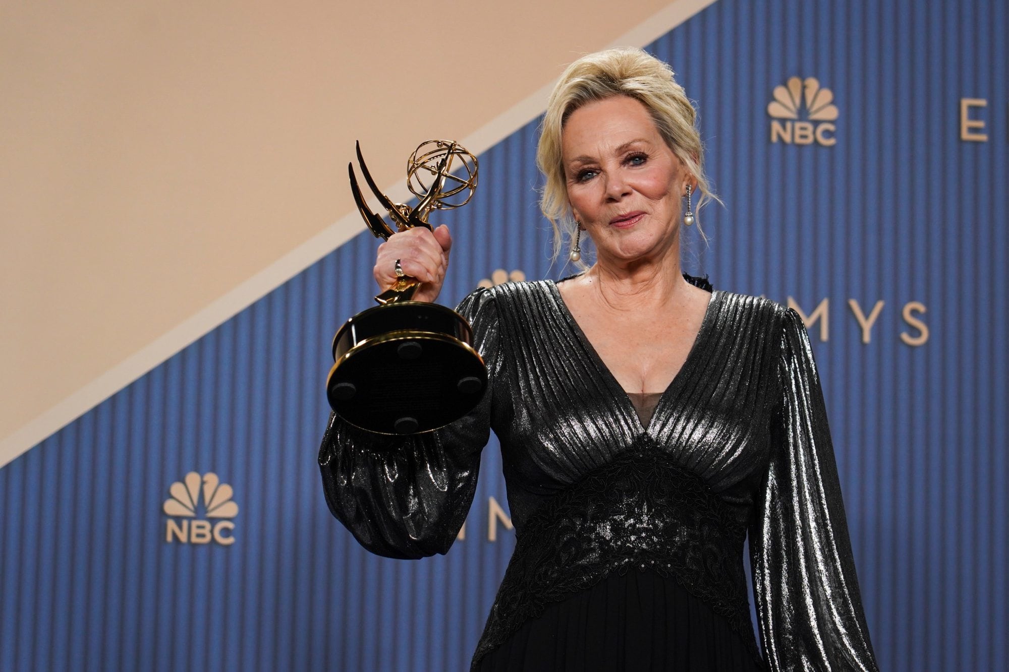 Jean Smart interpreta a Deborah Vance en Hacks, la multipremiada serie de HBO. La actriz hizo historia al ganar su quinto Emmy consecutivo por dicha producción