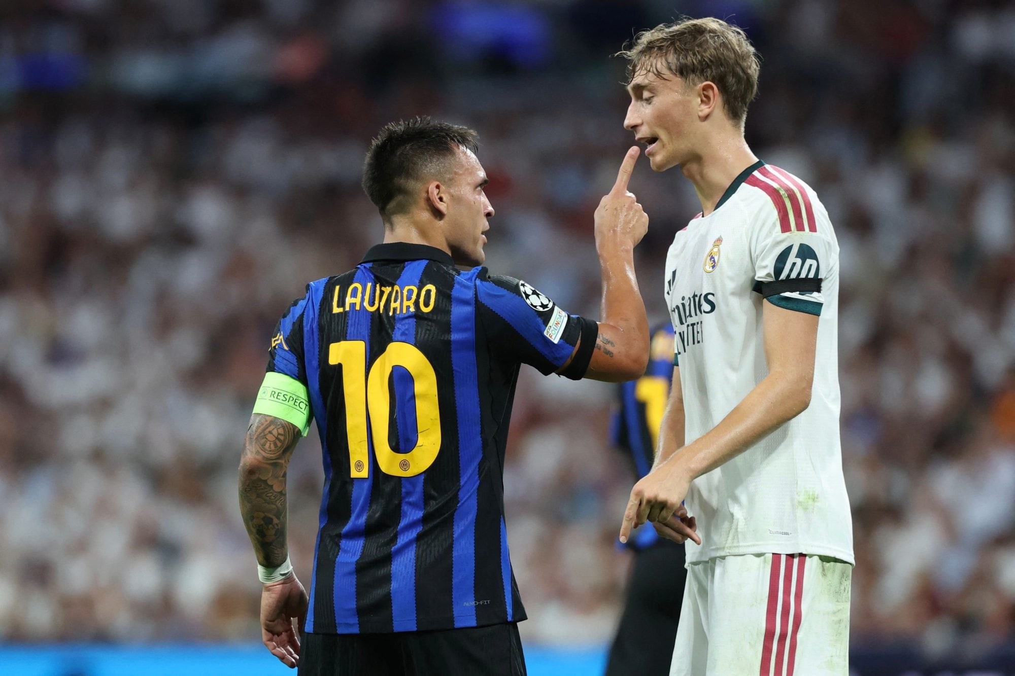 Lautaro Martinez discute contra Dean Huijsen