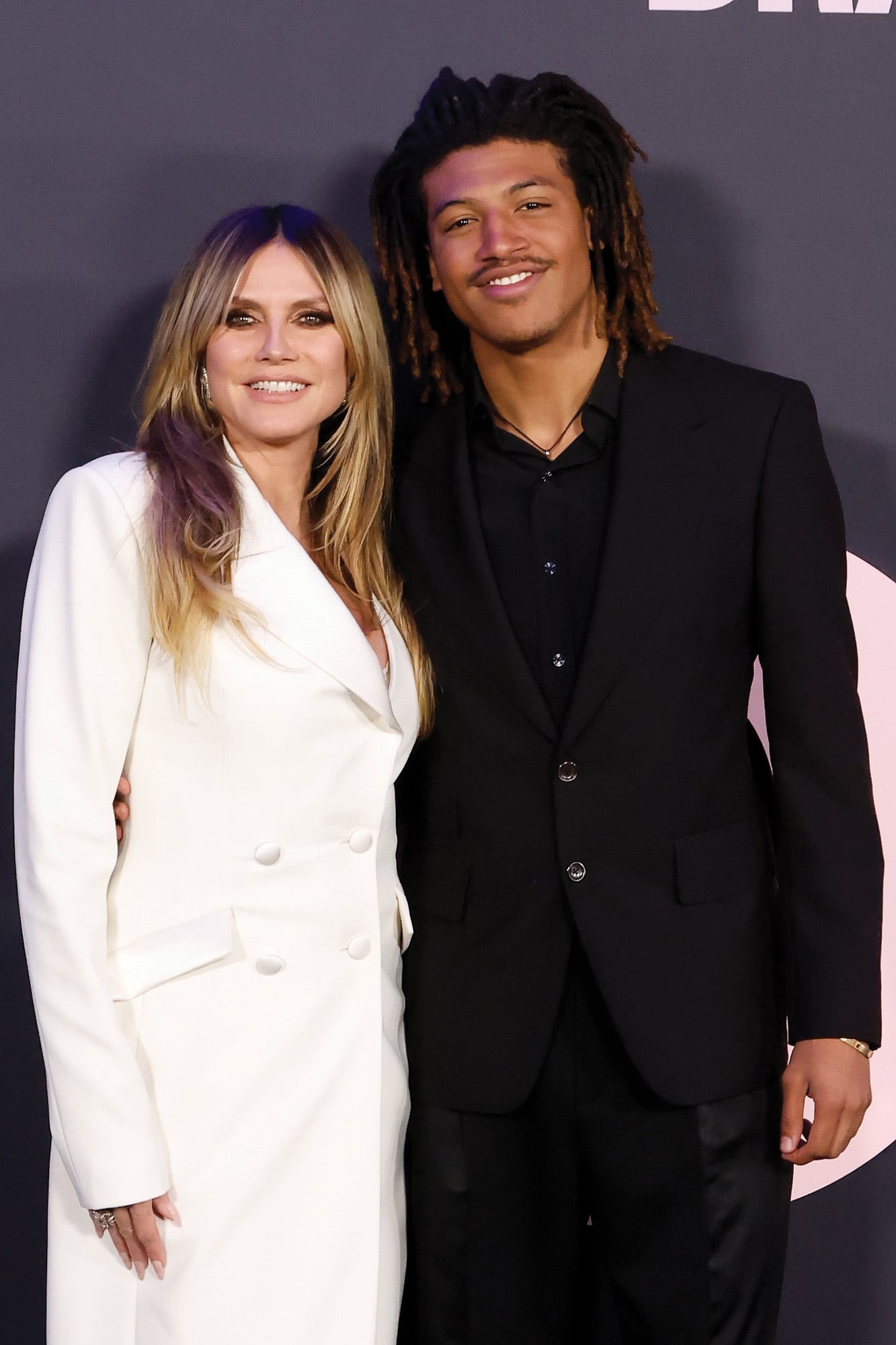 Heidi Klum posa sonriente con su hijo Henry Samuel