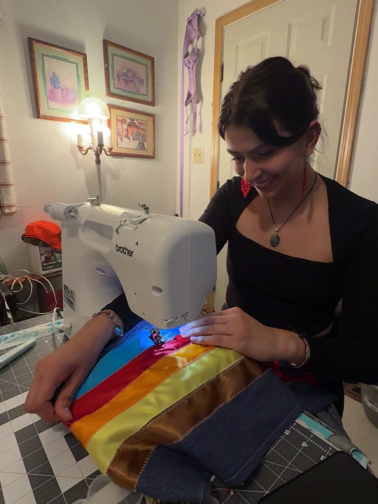 Aprendió a coser de forma autodidacta a los 14 años