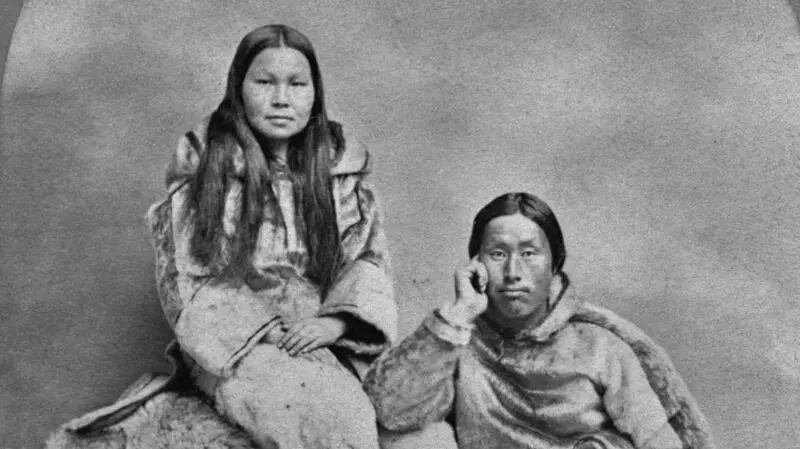 Una pareja inuit posa con su vestimenta tradicional en 1865