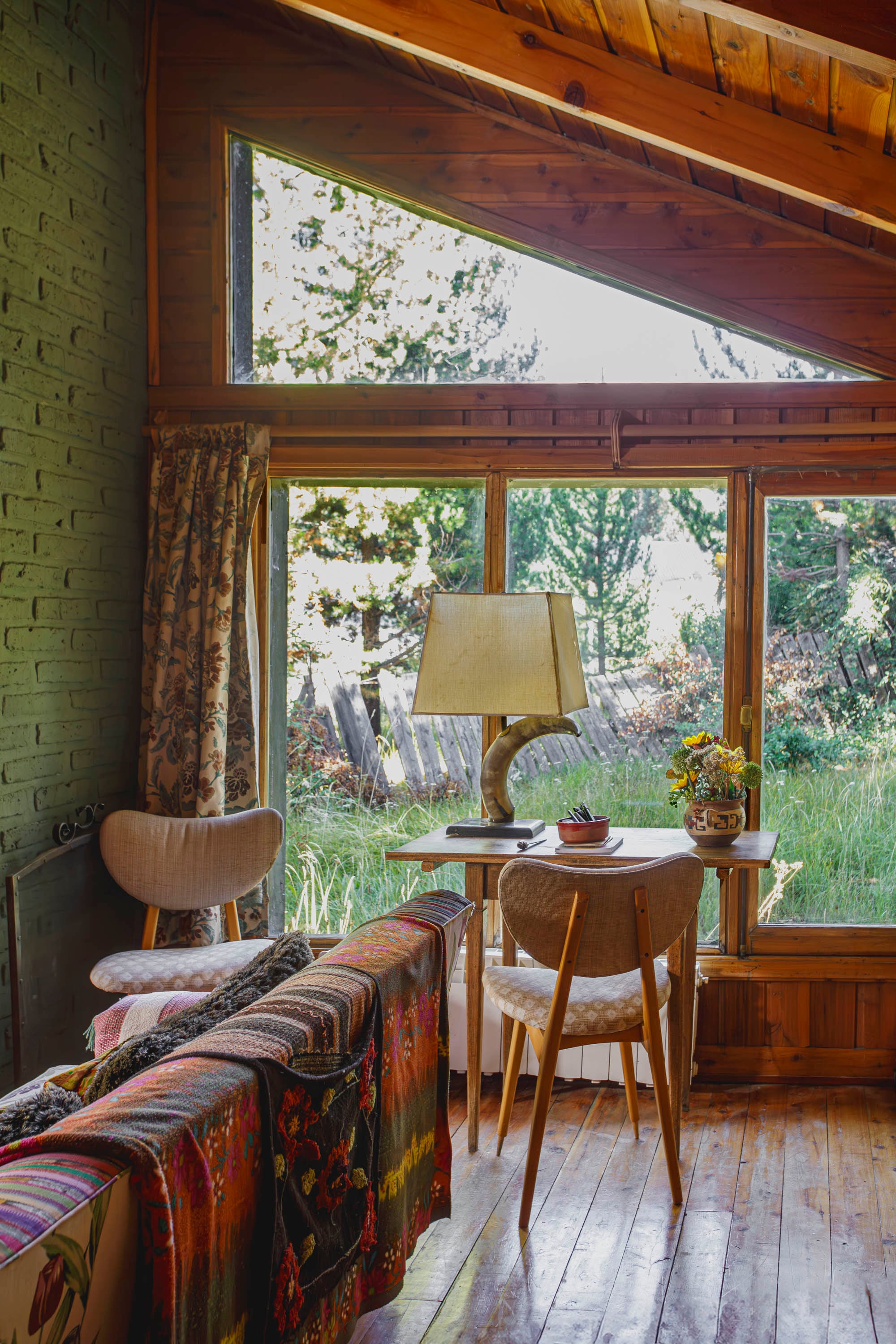 En el escritorio, lámpara con base de cuerno. “Me quedó de una serie que hacía y exportaba a Estados Unidos”.