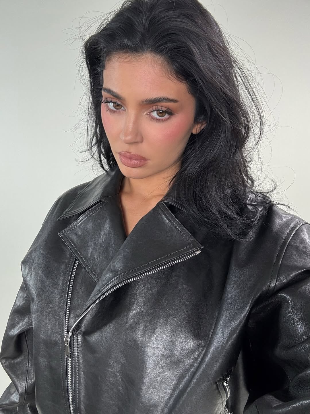 La presentación judicial incluye acusaciones de maltrato y discriminación (Foto: Instagram @kyliejenner)