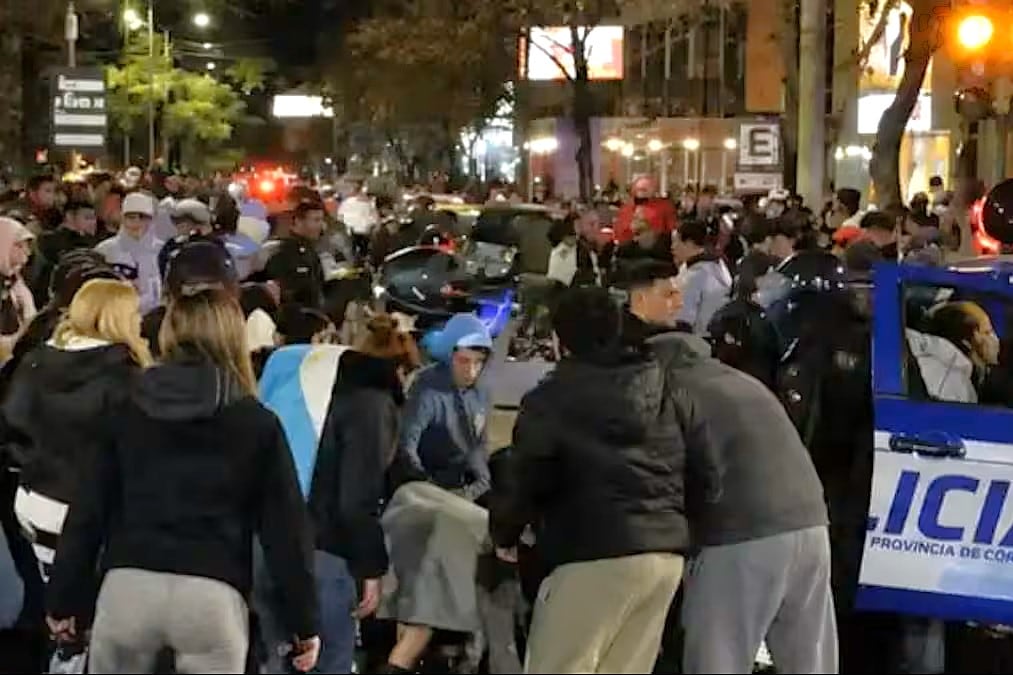 Ajuste de cuentas: lo ubicaron entre la gente que festejaba el triunfo de Argentina y le dispararon tres tiros en la nuca