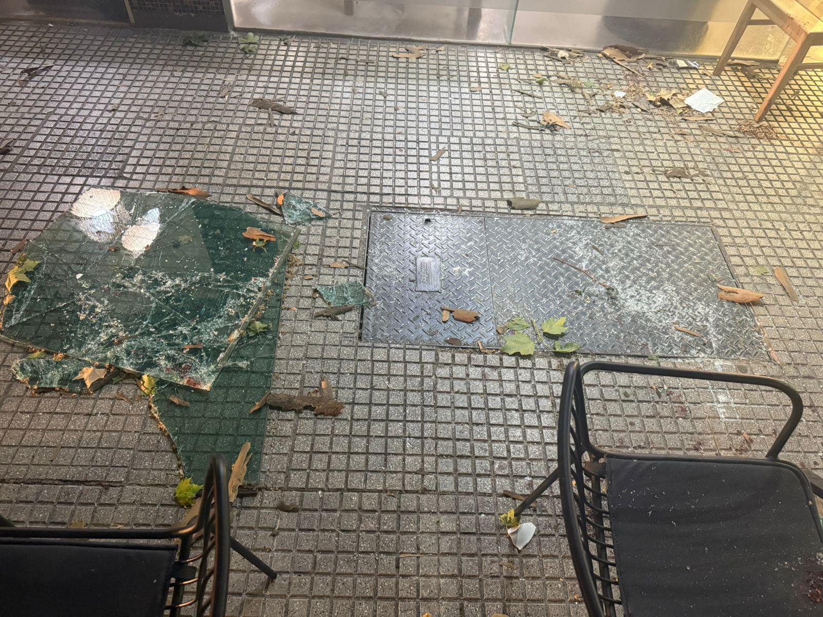 El vidrio que cayó de un cuarto piso