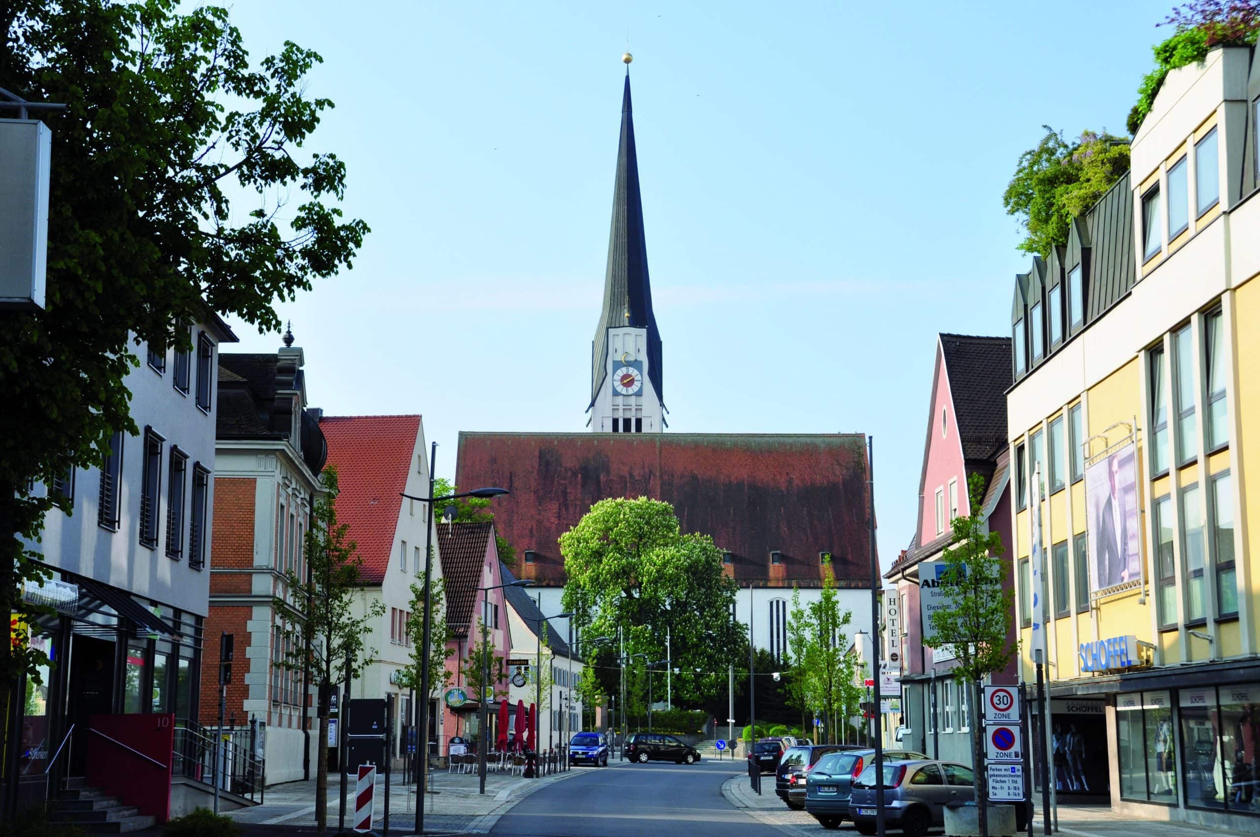 Junto a su familia, Leonardo se mudó a Schwabmünchen, una ciudad en el distrito de Augsburgo en Baviera.