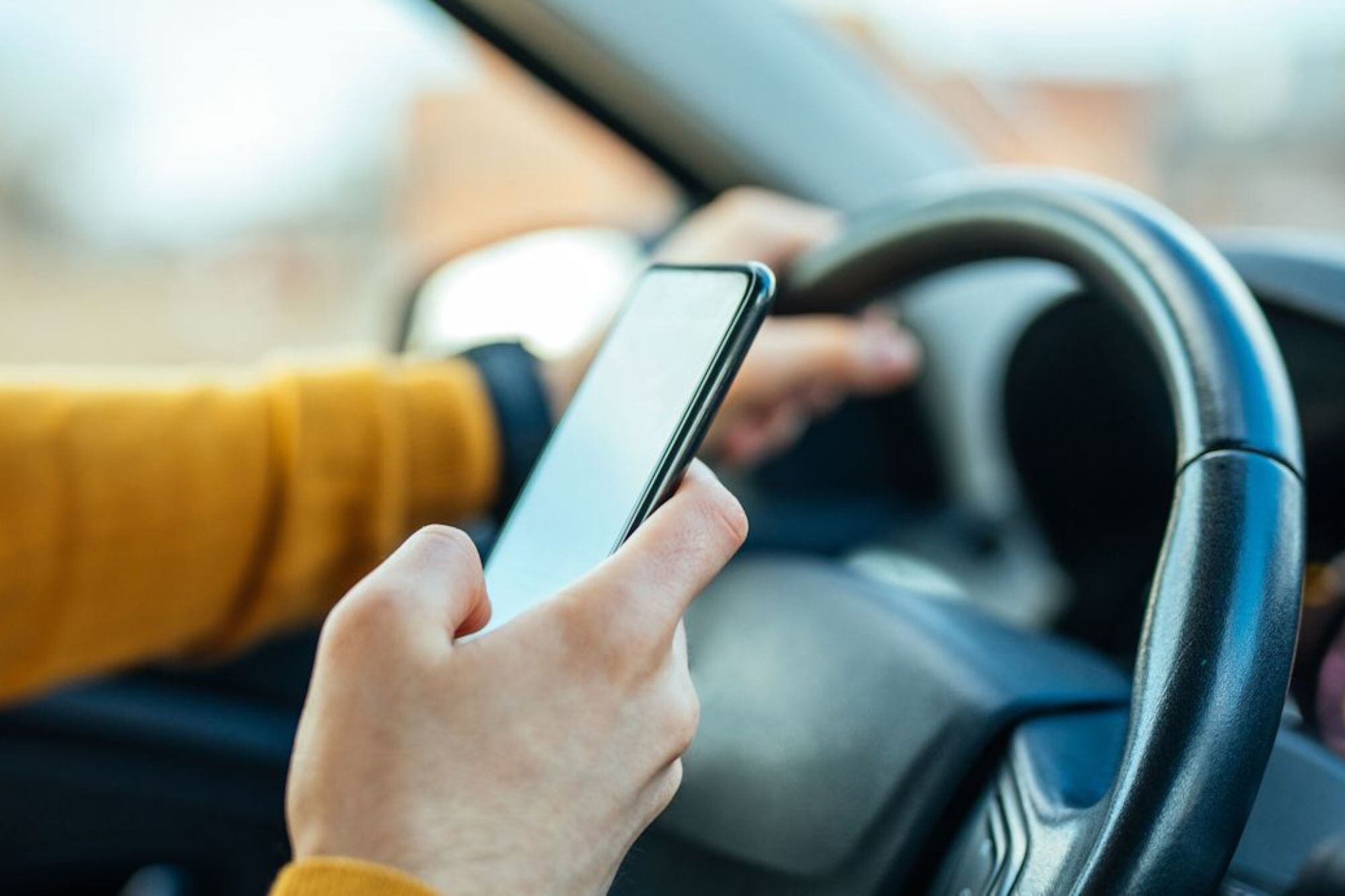 La Oficina del Secretario de Estado creó la campaña “Un Camino, Un Enfoque” para abordar la conducción distraída en Illinois (iStock)