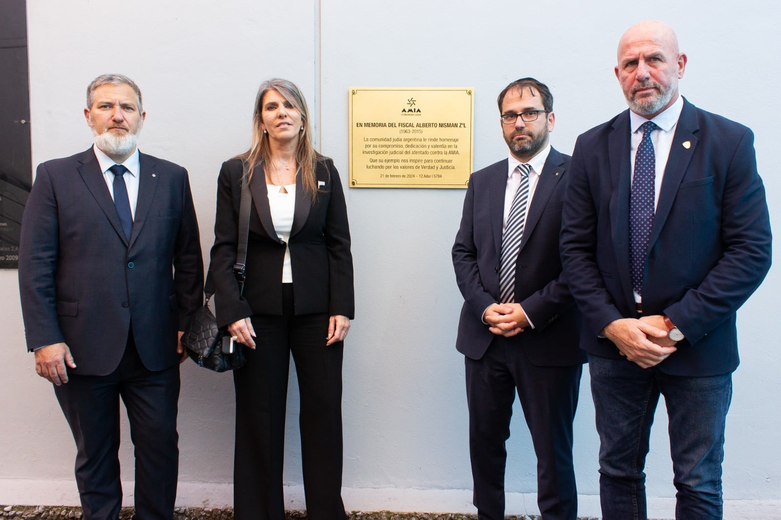 Con una “procesión” a las torres Le Parc, comienzan los actos de homenaje a Nisman a 11 años de su muerte 9 Gabriel Gorenstein, Sandra Arroyo Salgado, Amos Linetzky y Waldo Wolff junto a la placa en memoria del fiscal Nisman