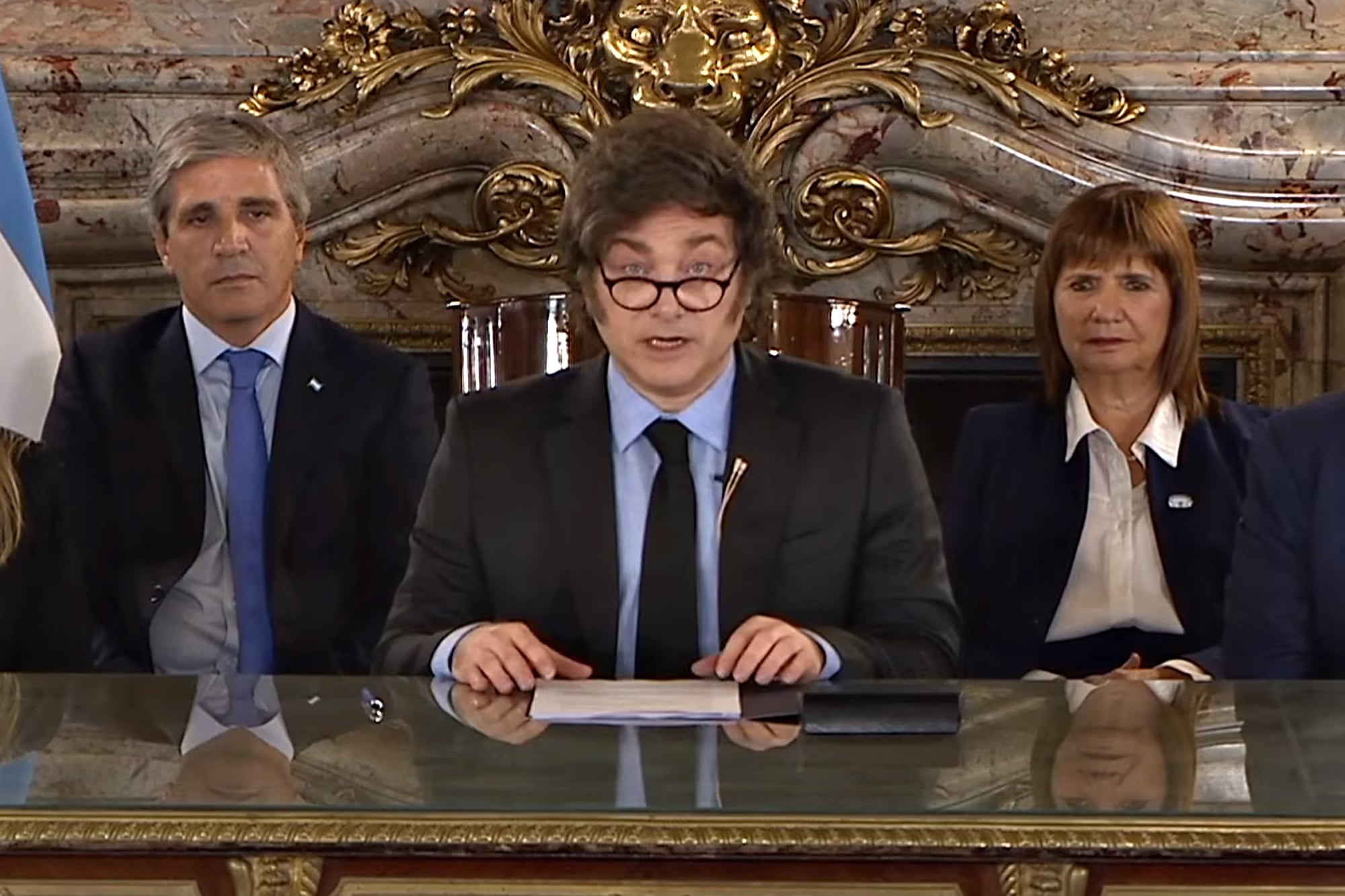 Reforma del BCRA: Milei grabó una cadena nacional “sanguinaria”, acompañado por su equipo económico y sus “espadas” políticas