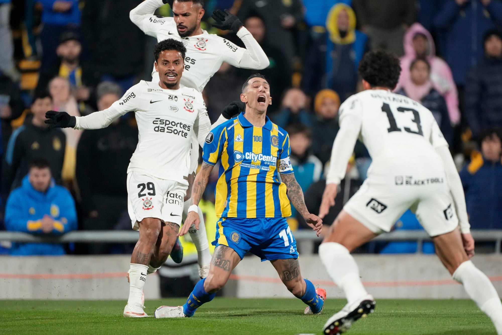 Rosario Central igualó con Corinthians y buscará en Brasil el pase a los cuartos de final de la Copa Libertadores 7 Ángel Di María rodeado de jugadores de Corinthians; con un remate que rechazó el arquero Hugo Souza, el capitán de Rosario Central protagonizó una de las jugadas de mayor riesgo en el segundo tiempo