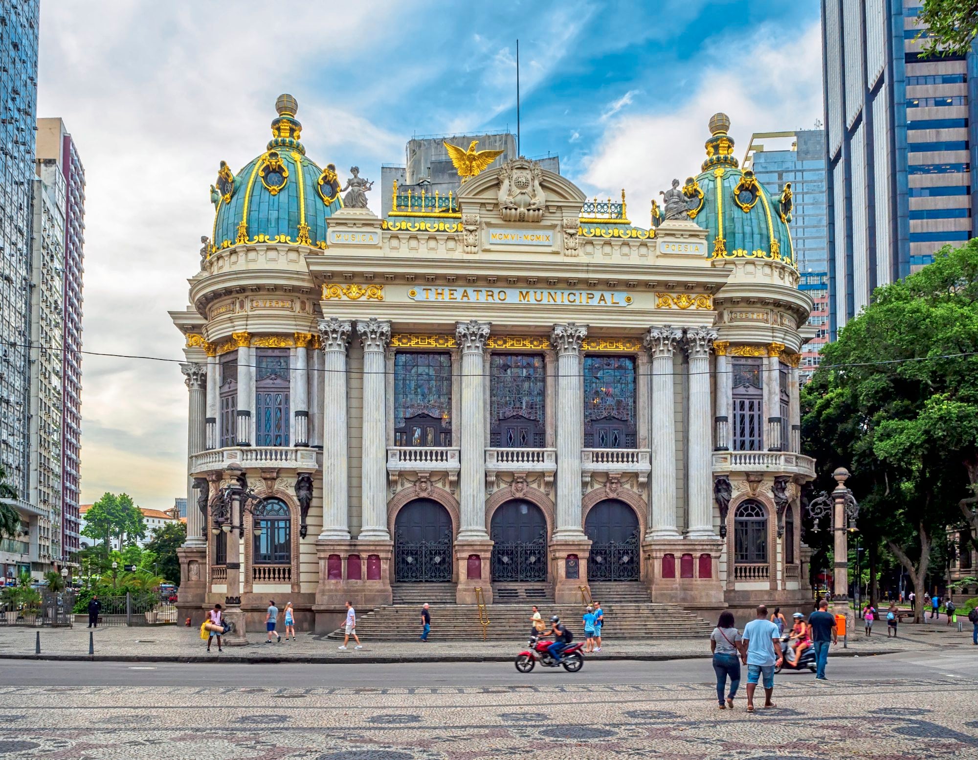 Símbolo de la vida cultural carioca, el Teatro Municipal es una una parada obligada para quienes quieran ver otra cara de Río