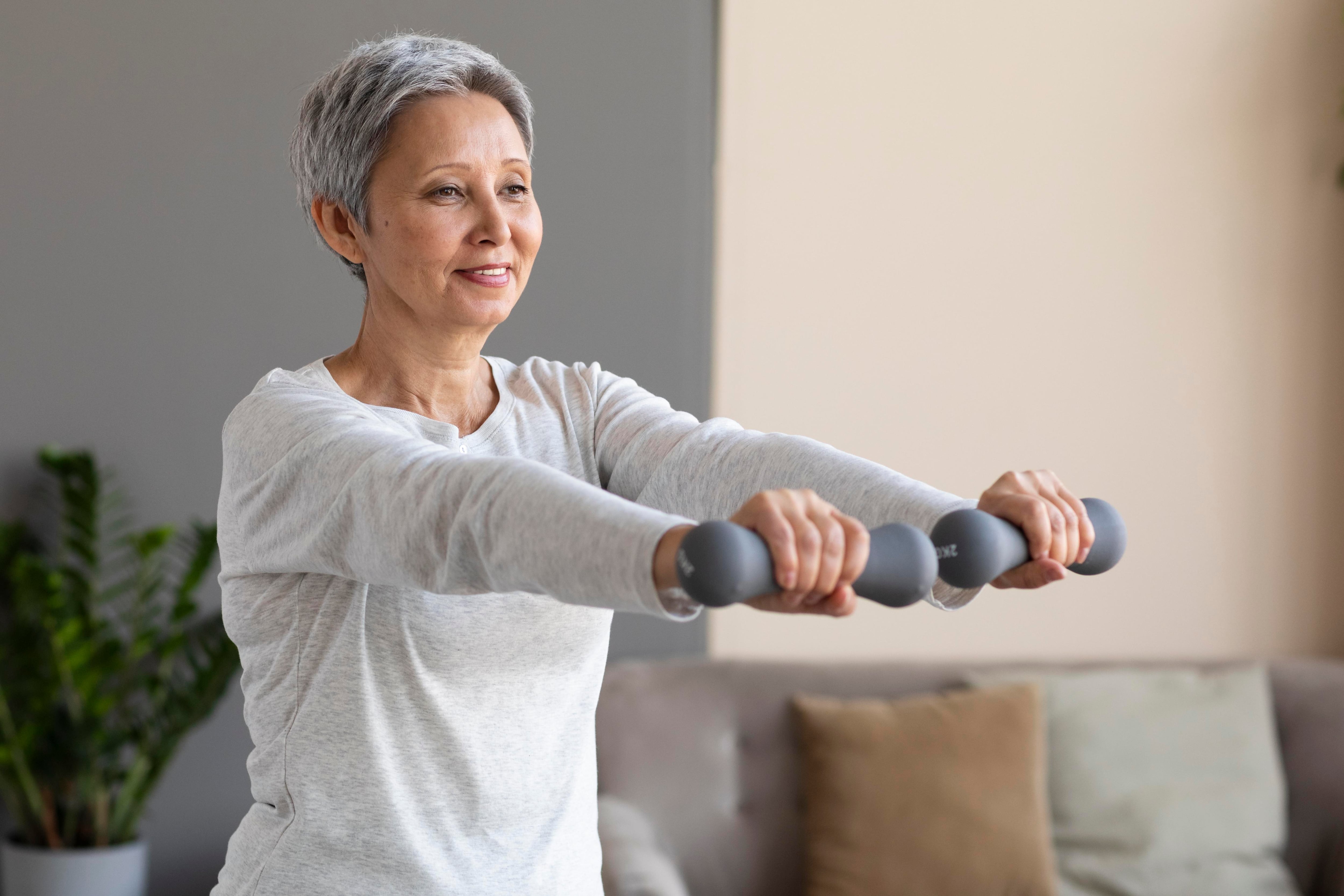 No hace falta ir al gimnasio: muchas rutinas de fuerza pueden realizarse en casa (Foto: Freepik)