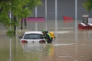Las impactantes imágenes de las inundaciones que dejaron por lo menos nueve muertos en Italia