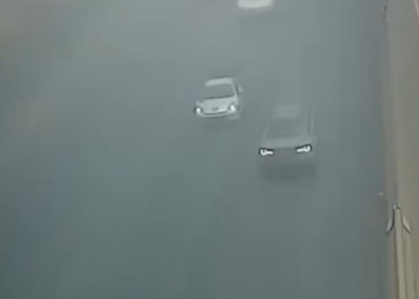 En plena niebla: un conductor manejaba alcoholizado, a alta velocidad y en zigzag por la autopista Buenos Aires-La Plata