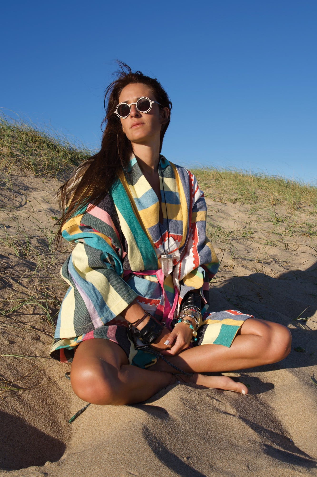 “Concep” posa frente al mar
con un kimono a rayas al que le
sumó un colgante de piedra de
cuarzo.