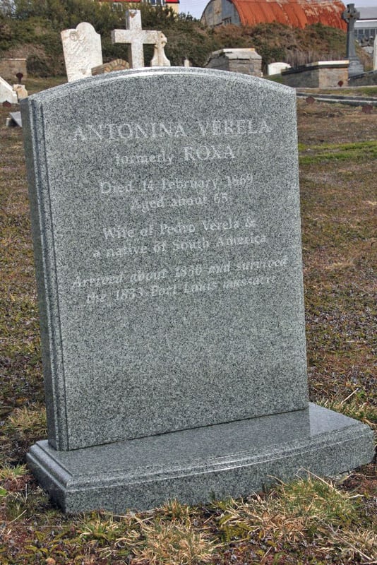 De todo el grupo de gauchos que vivió en Malvinas, sólo existe una tumba con lápida en un lugar importante del cementerio de Puerto Argentino, la de Antonina Roxa, que llegó con Vernet en 1830 con veintitrés años y fue por mucho tiempo la única partera