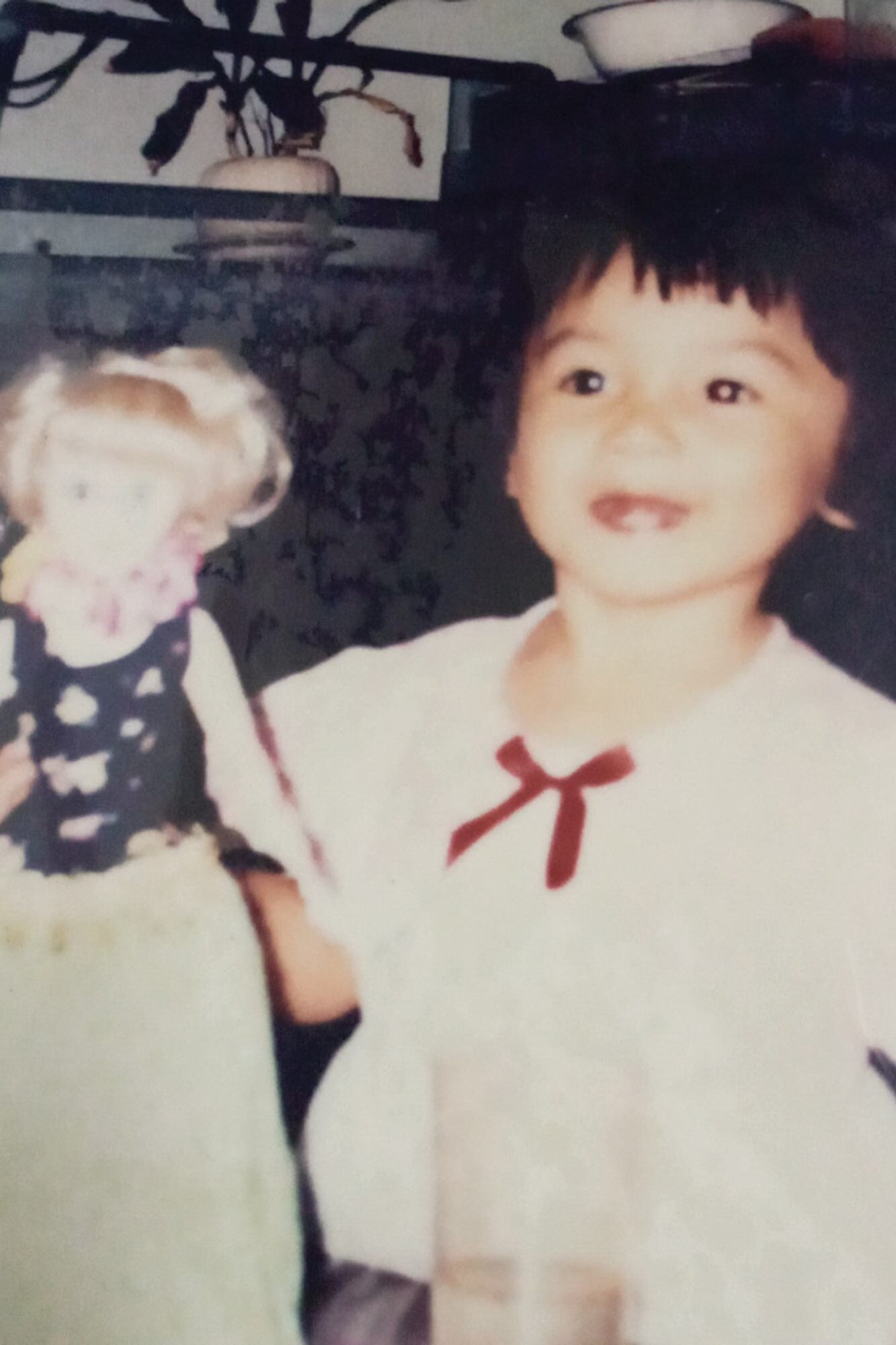 La reina, cuando era pequeña. Dicen que el quinto rey dragón la conoció cuando él tenía 17 años y ella, 7, en 1997, durante unas vacaciones familiares.