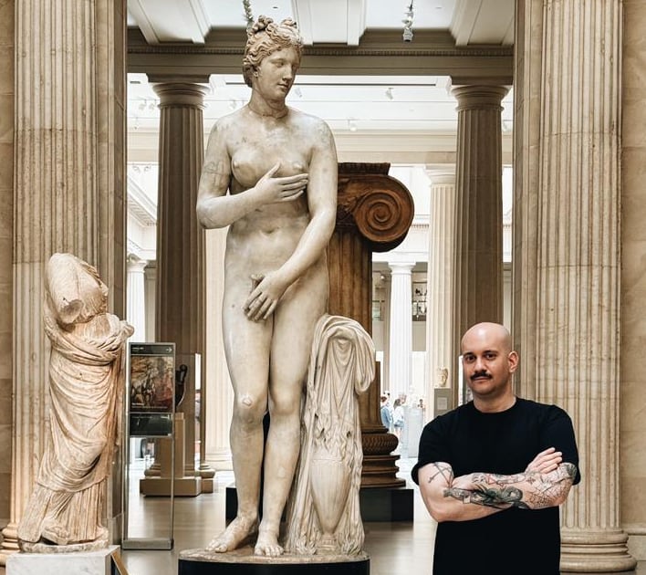 Federico Fahsbender junto a la estatua romana que inspiró La Diosa de Thyssen, hoy exhibida en el Met