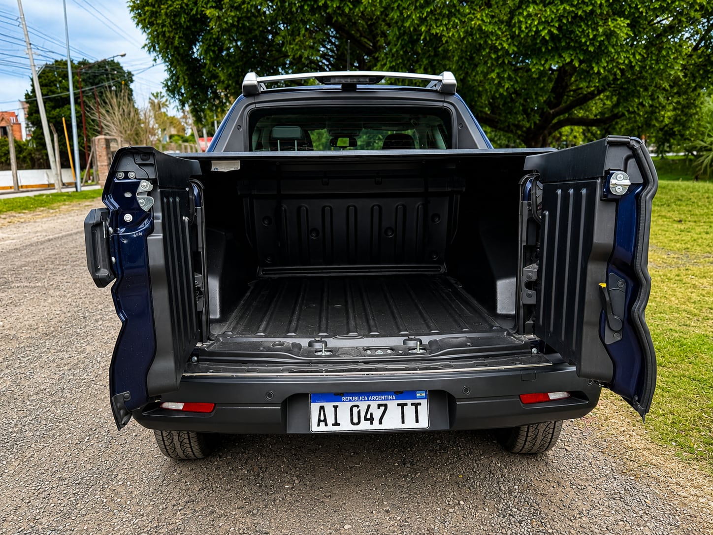 La caja tiene un volumen de carga de 937 litros