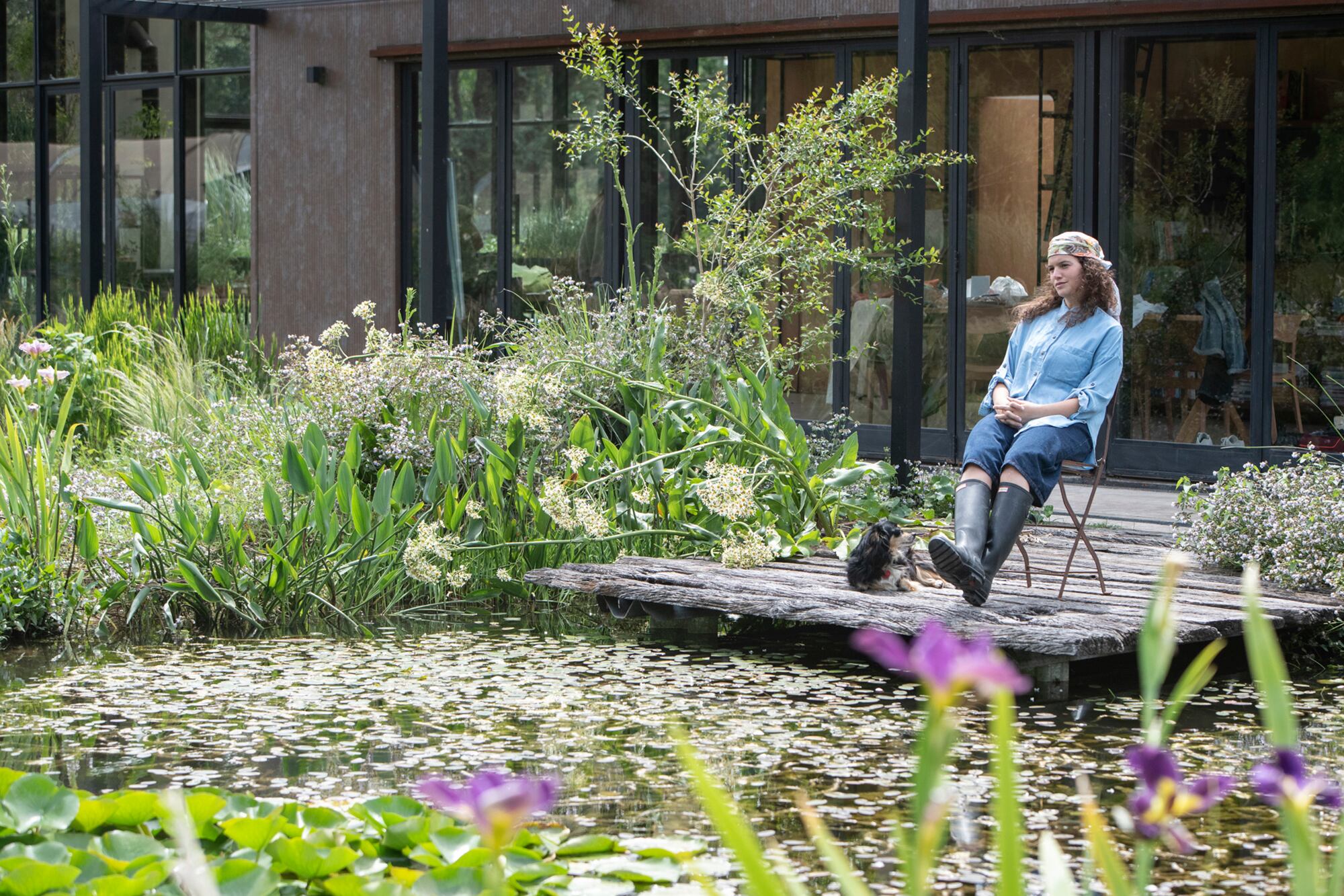 Eso mismo que sucede ahí afuera, en el jardín, nos pasa internamente