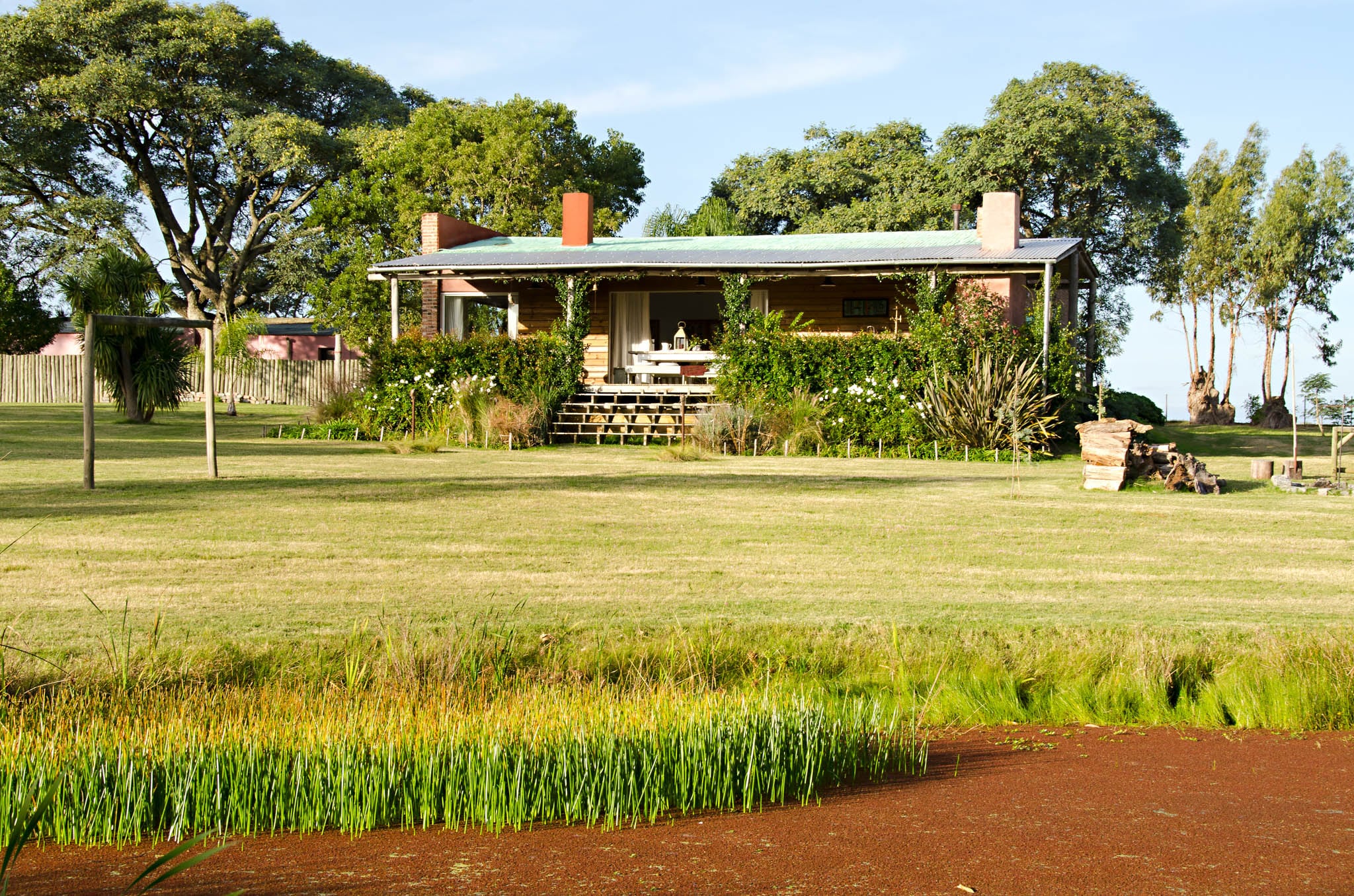 La galería le da al contrafrente un aspecto mucho más liviano que el que tiene el frente de ladrillos.