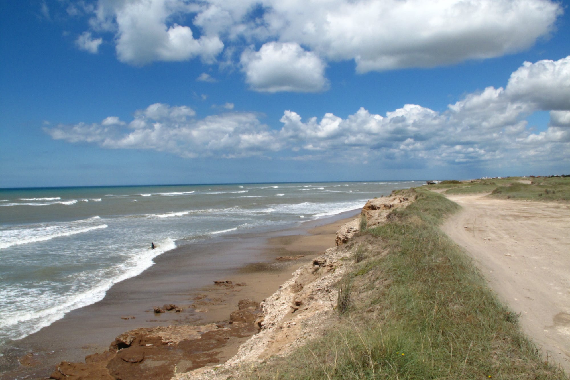 Mar del su forma parte del partido de General Alvarado y es una zona de mar abierto, ideal para los amantes de la pesca