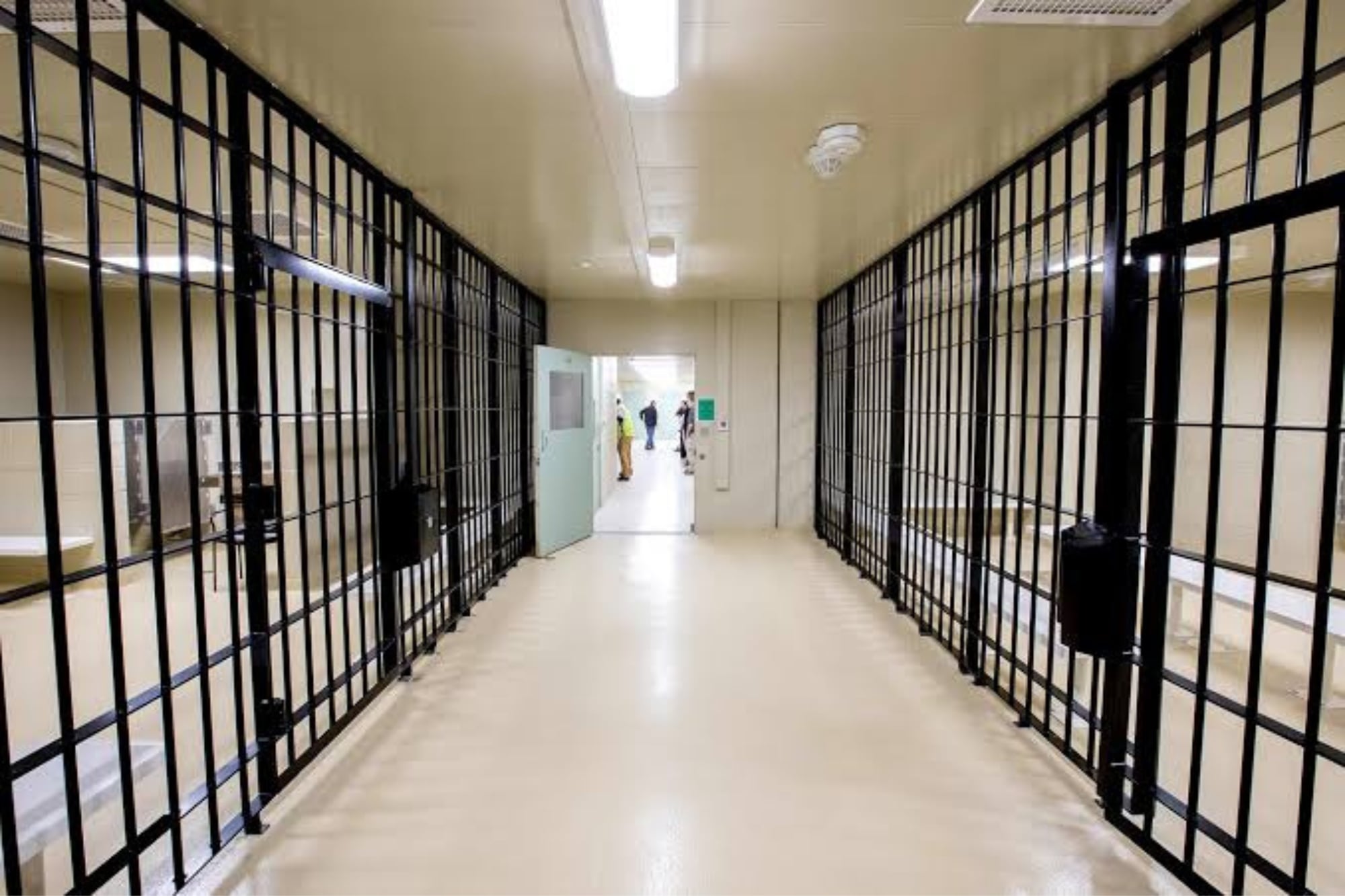 Dos centros de detención de migrantes en California fueron vendidos y ahora pertenecen directamente al ICE