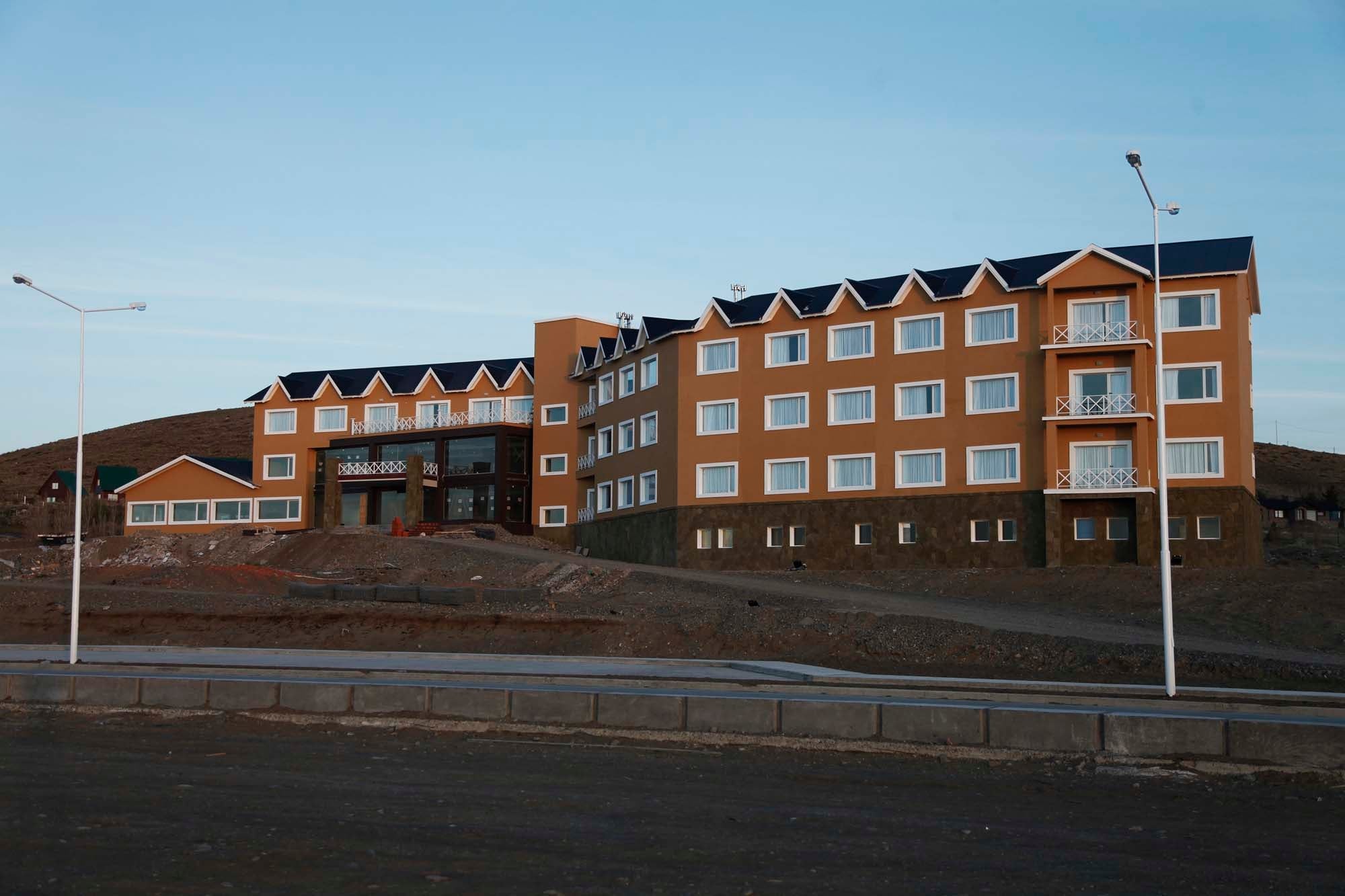El hotel Las Dunas, sobre la avenida Néstor Kirchner, en El Calafate
