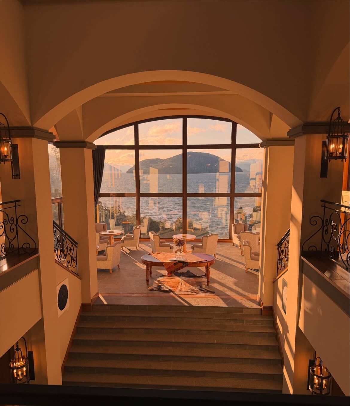 Las vacaciones de Leandro Paredes en Bariloche junto a su familia: nieve, pileta y cena romántica 8 Las vistas del hotel que escogió la familia Paredes