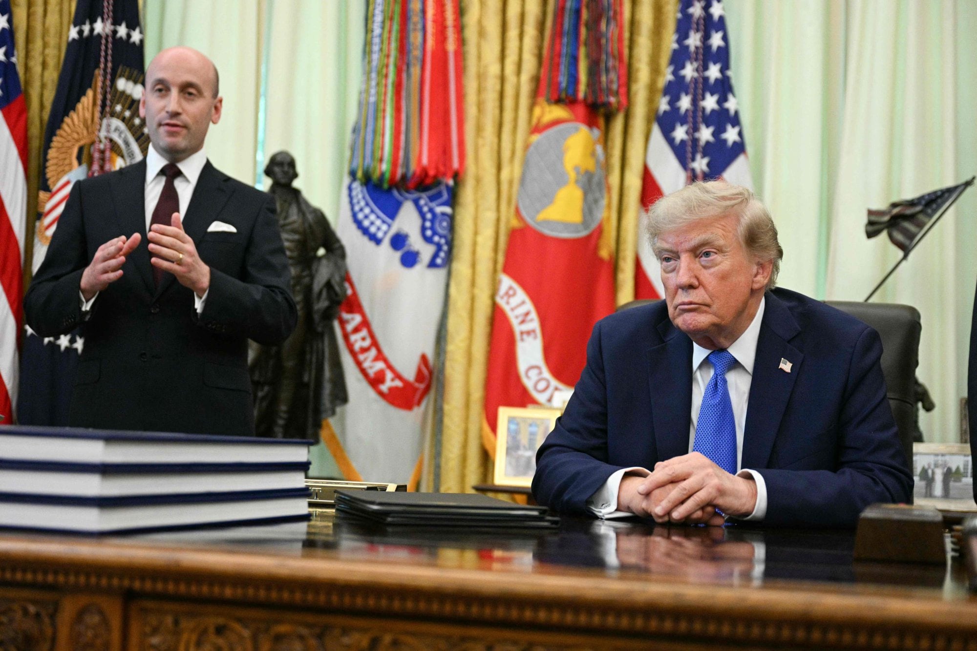 El presidente Donald Trump, junto al jefe adjunto de gabinete, Stephen Miller, en La Casa Blanca.