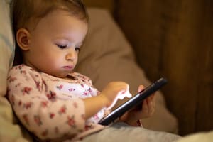 Pantallas y primera infancia: cómo pueden “apagar” un cerebro en desarrollo