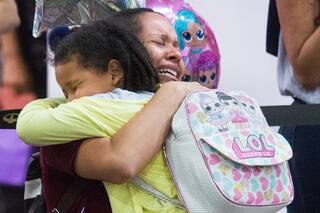 Abrazos y emoción: así llegan los vuelos que traen a los venezolanos al país