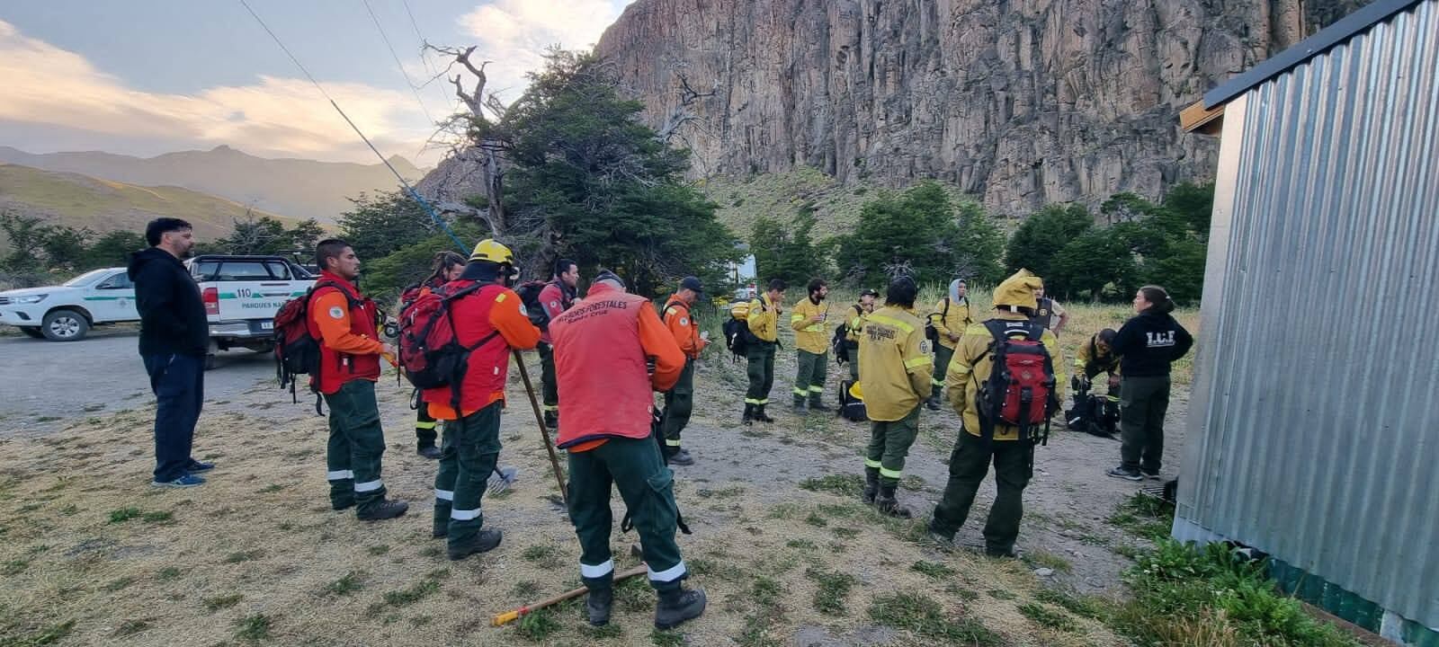 Unos 22 brigadistas combaten el fuego