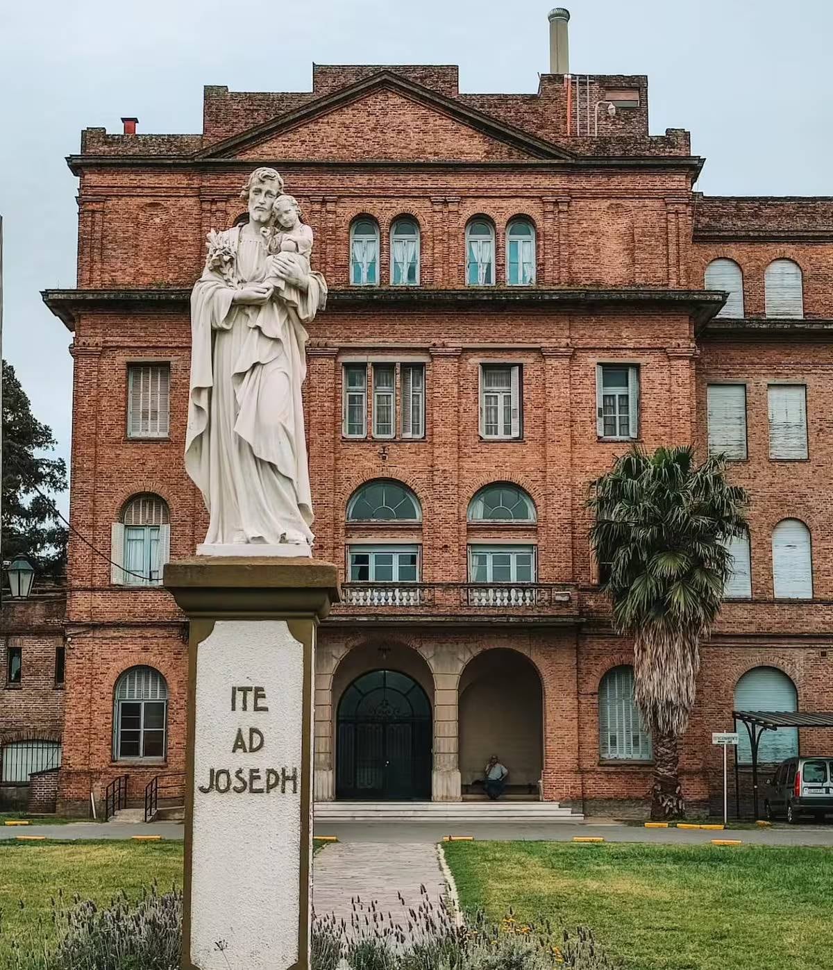 El edificio jesuita de San Miguel fue un lugar clave en la formación, la docencia y la trayectoria religiosa de Jorge Bergoglio