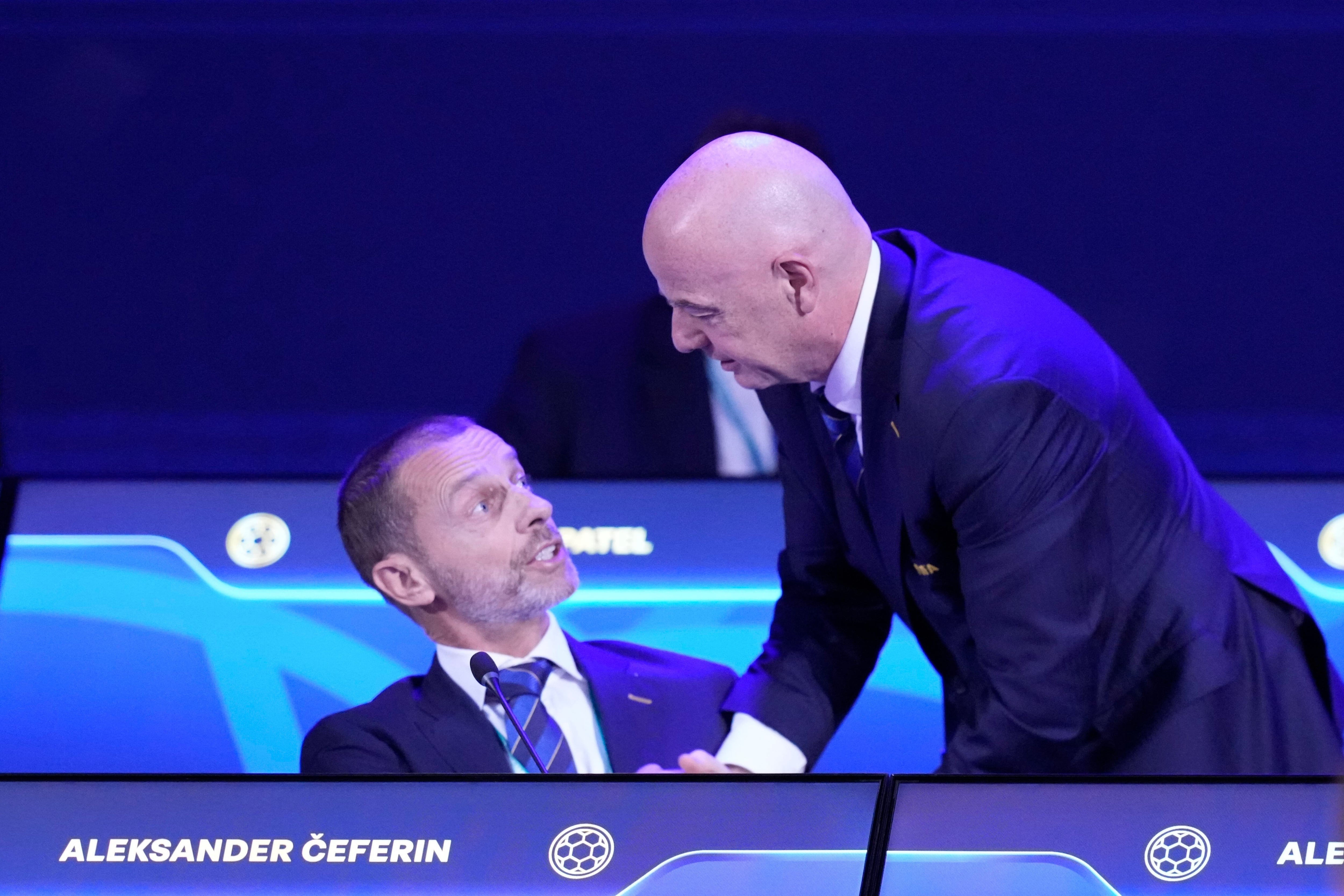 El presidente de la FIFA Gianni Infantino (derecha) conversa con el líder de la UEFA Aleksander Ceferin. (AP Foto/Fernando Calistro)