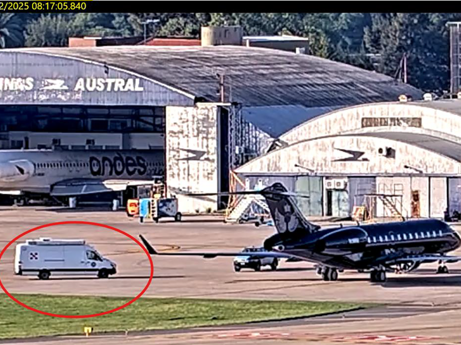 Una camioneta, aparentemente de la PSA, se acerca al avión que acaba de aterrizar