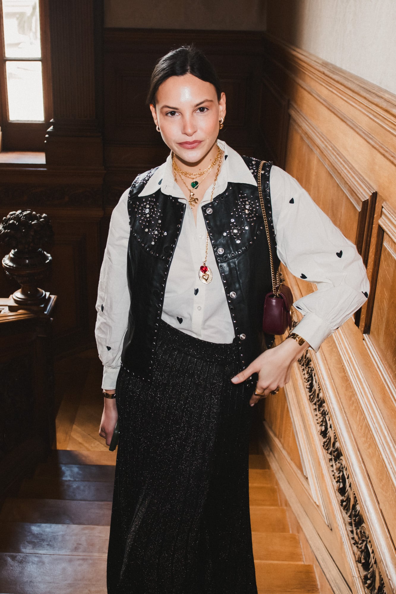 Violeta Ayerza apostó por una combinación de camisa blanca, chaleco con tachas y pollera con brillos