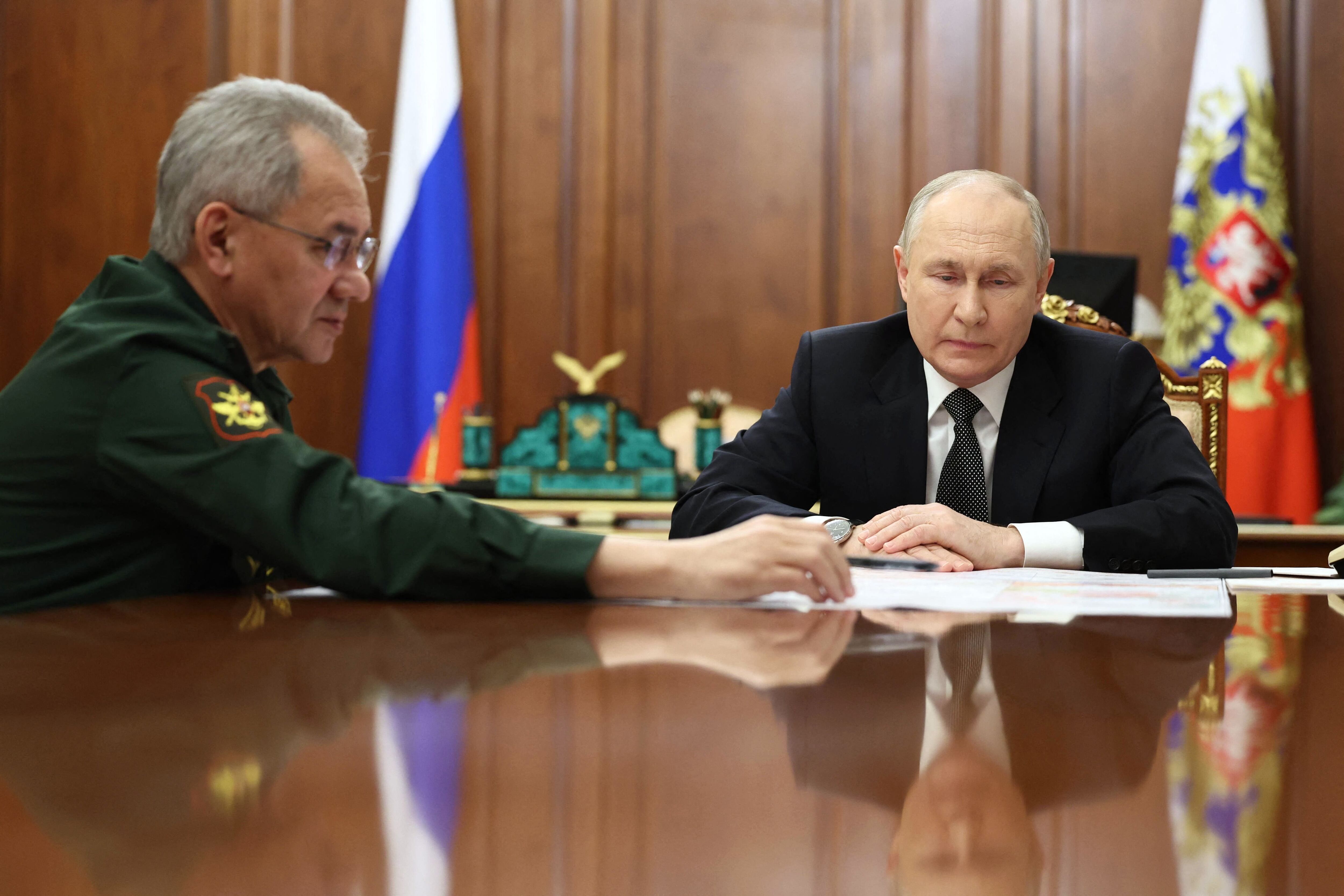 Vladimir Putin y el ministro de Defensa ruso, Sergei Shoigu. (Alexander KAZAKOV / POOL / AFP)